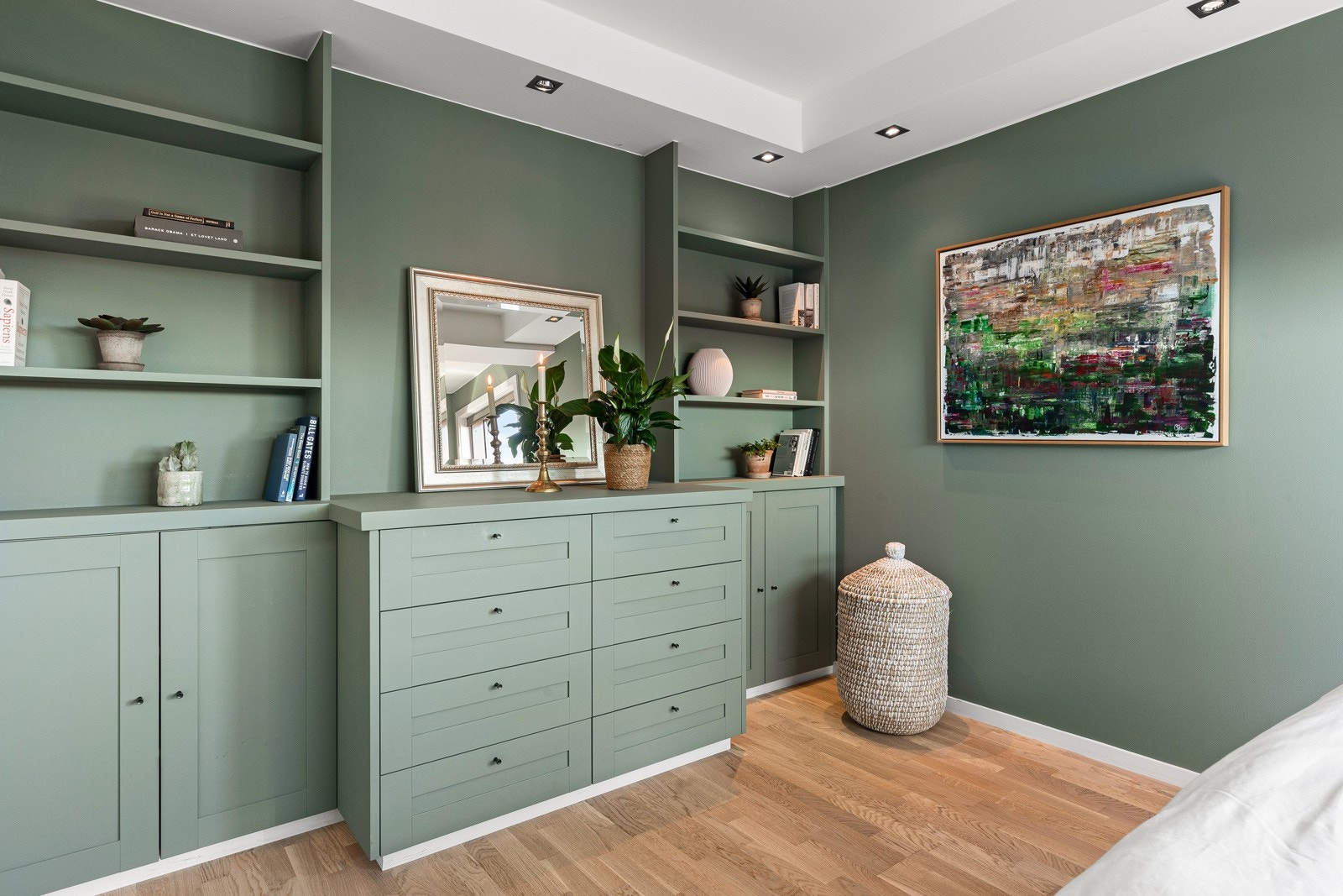 Rommet har downlights langs veggen, og plassbygde hyller og skuffer som gir effektiv oppbevaring. Galleribilde