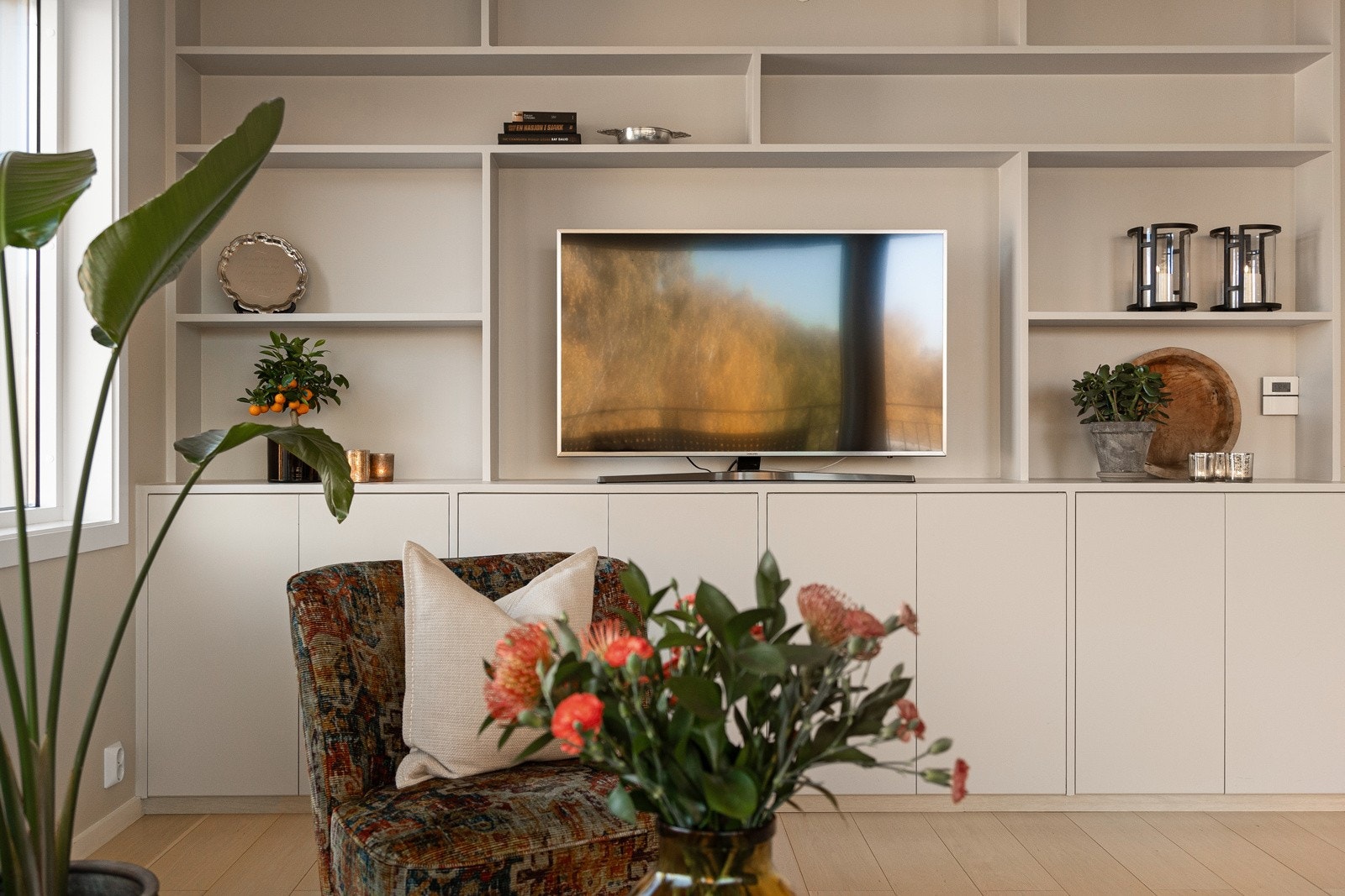 Her er det god plass til sofagruppe og øvrig møblering, samt praktiske plassbygde hyller og skap for ekstra oppbevaring. Galleribilde