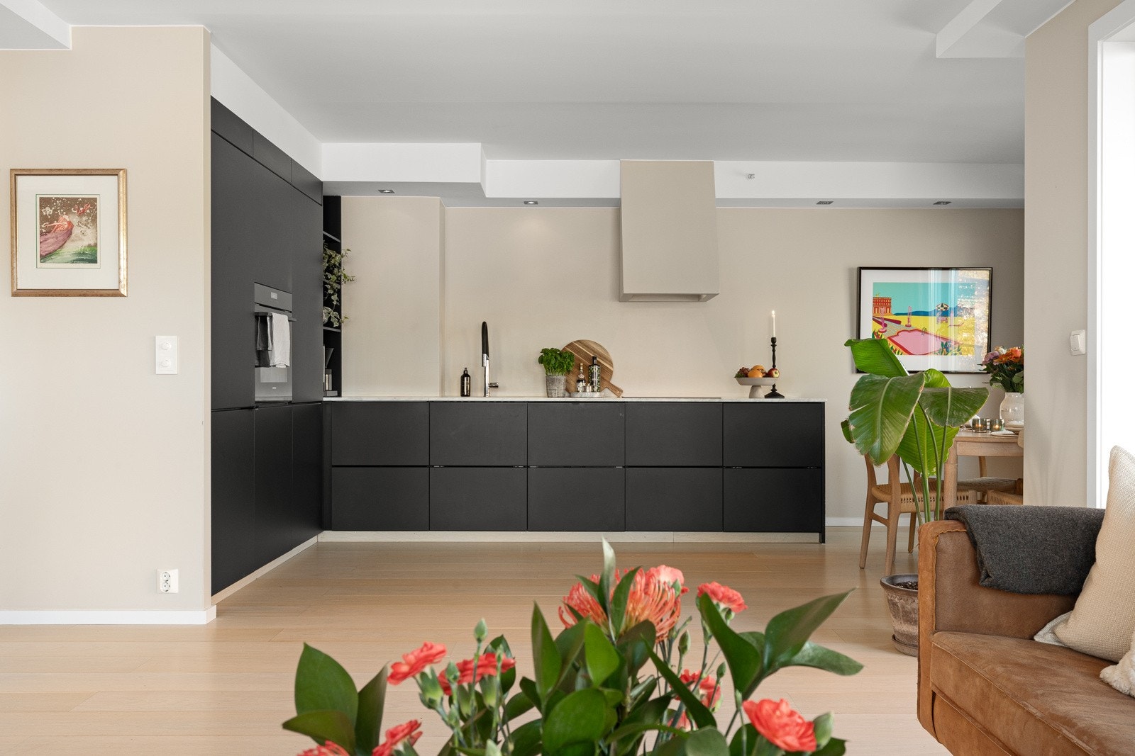 Kjøkkenet ligger i åpen løsning mot stuen og er delikat integrert med moderne IKEA-innredning fra 2018. Galleribilde