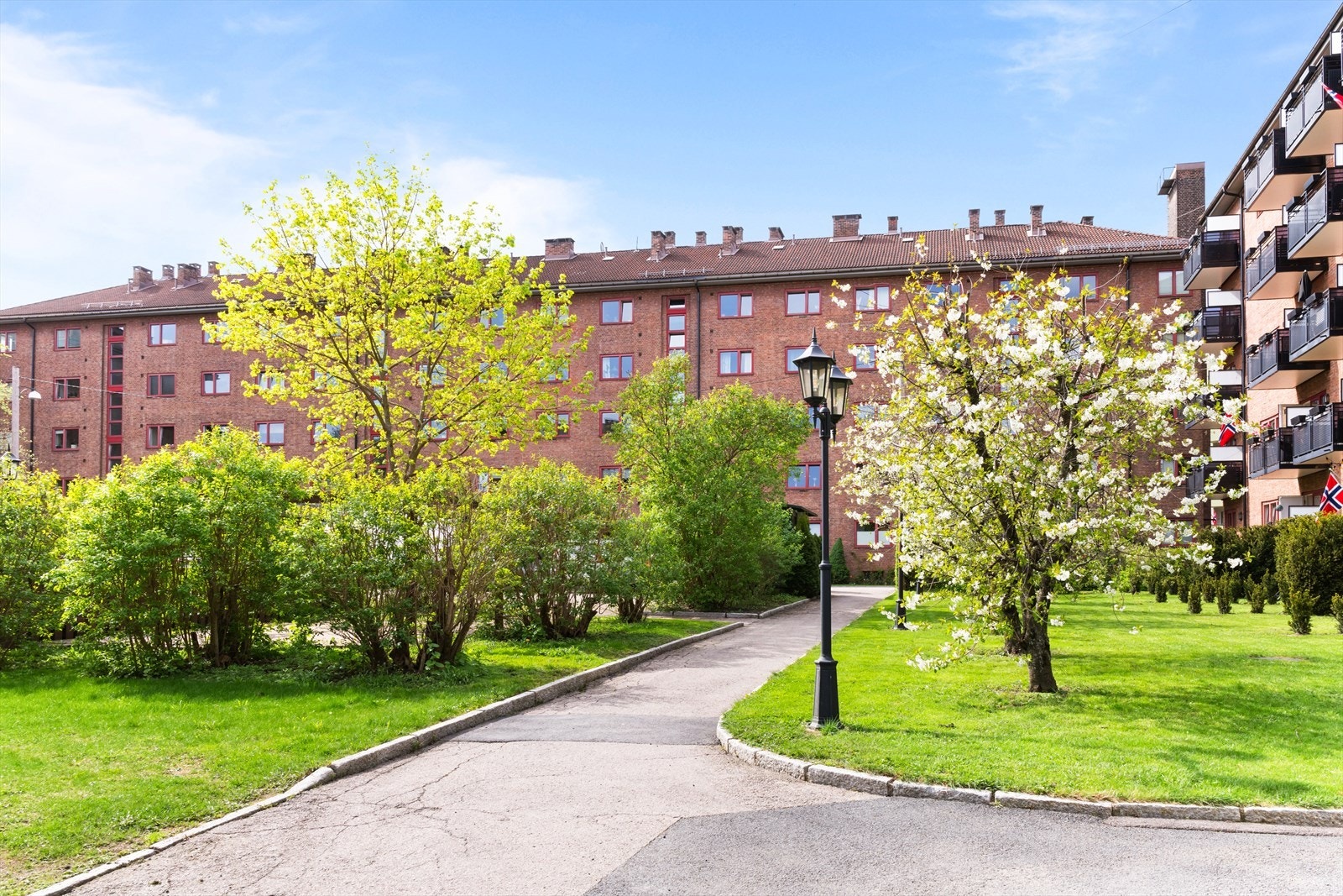 Her bor du sentralt og urbant, med kort vei til Handelshøyskolen BI, Storo Storsenter og marka, matbutikker og gode kollektivforbindelser. Galleribilde