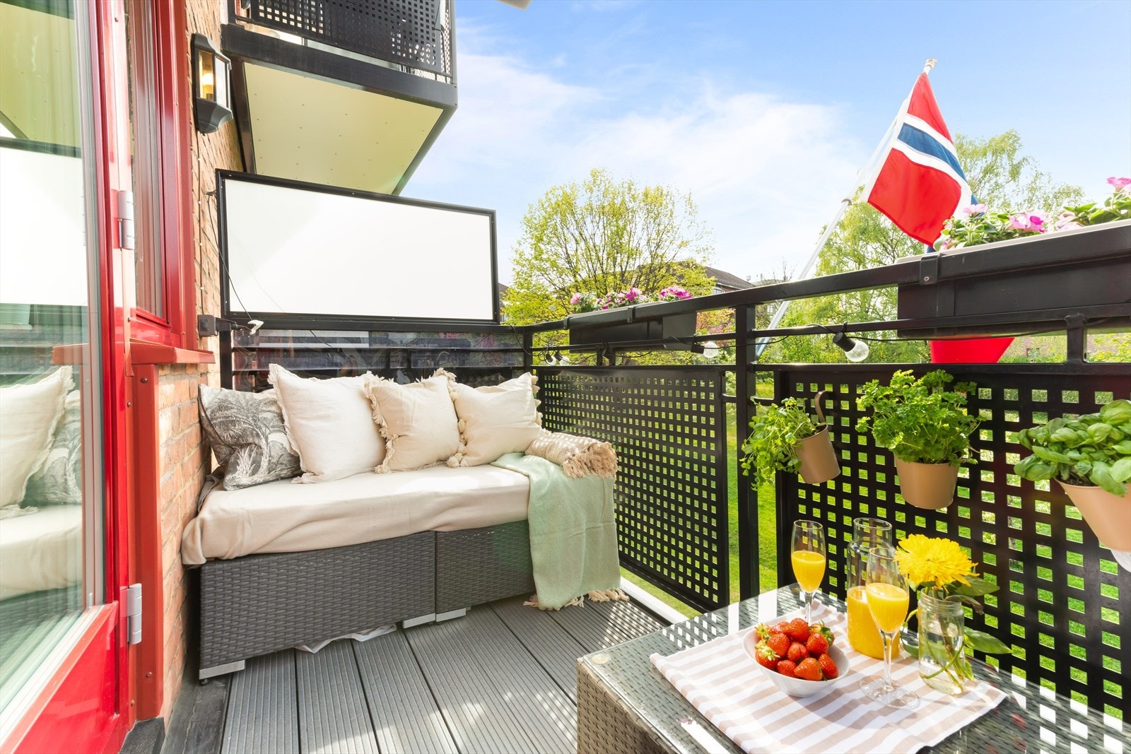 Balkongen gir leiligheten en herlig uteplass og fungerer som en naturlig forlengelse av stuen. Galleribilde