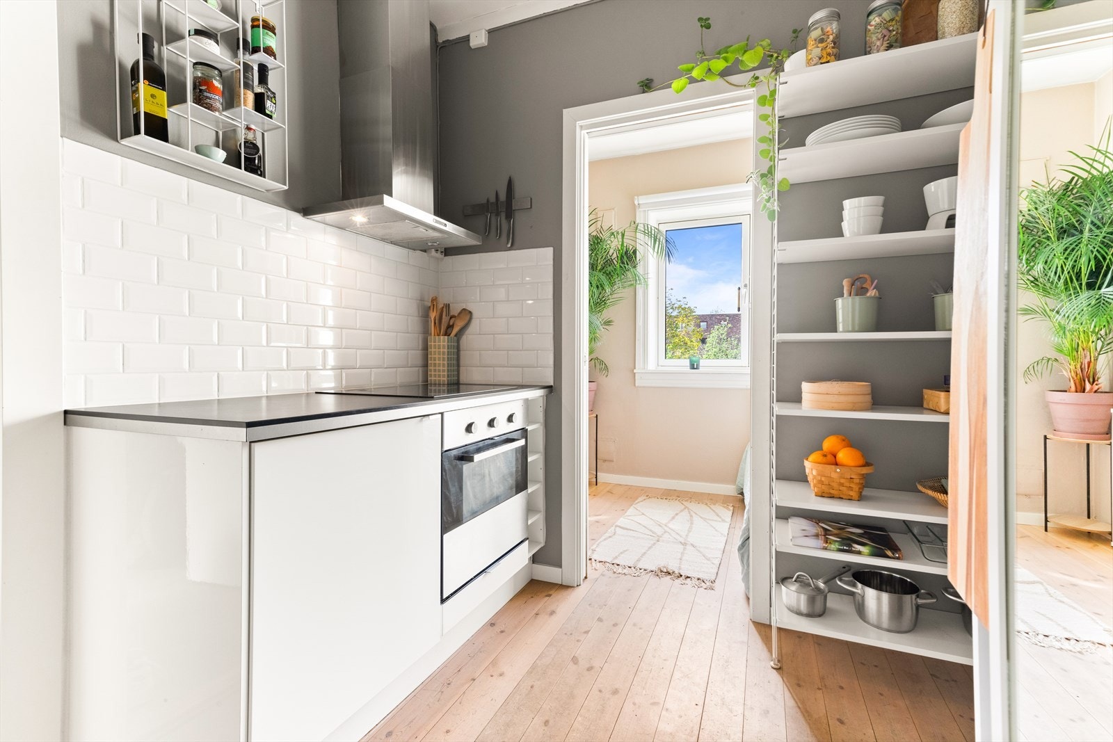 Leiligheten er både lys og åpen, og arealet er utnyttet på en effektiv og funksjonell måte. Galleribilde