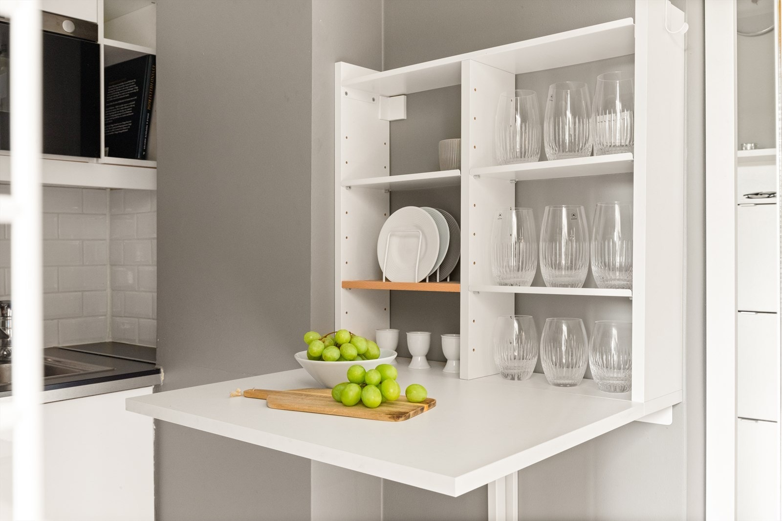 Praktisk flippbord er montert for gi ekstra arbeidsflate under matlagingen. Galleribilde