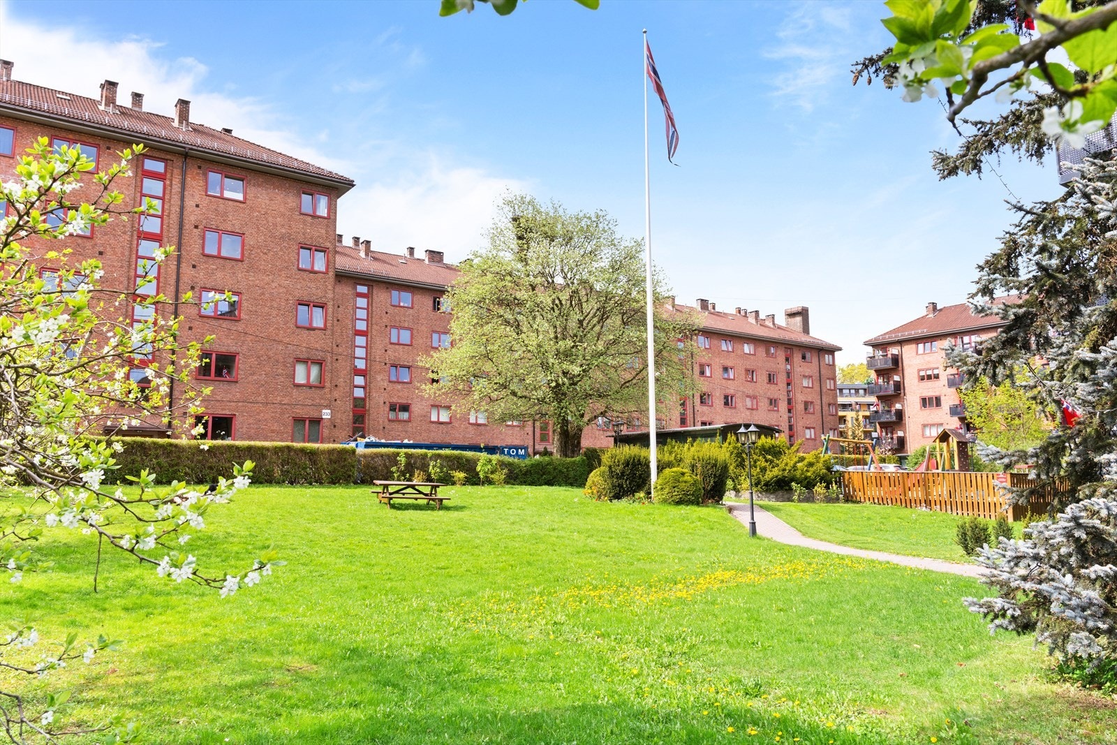 I mellom blokkene finner du en rekke en rekke uteterrasser, grillplasser, lekeplass, bordtennisbord. Galleribilde