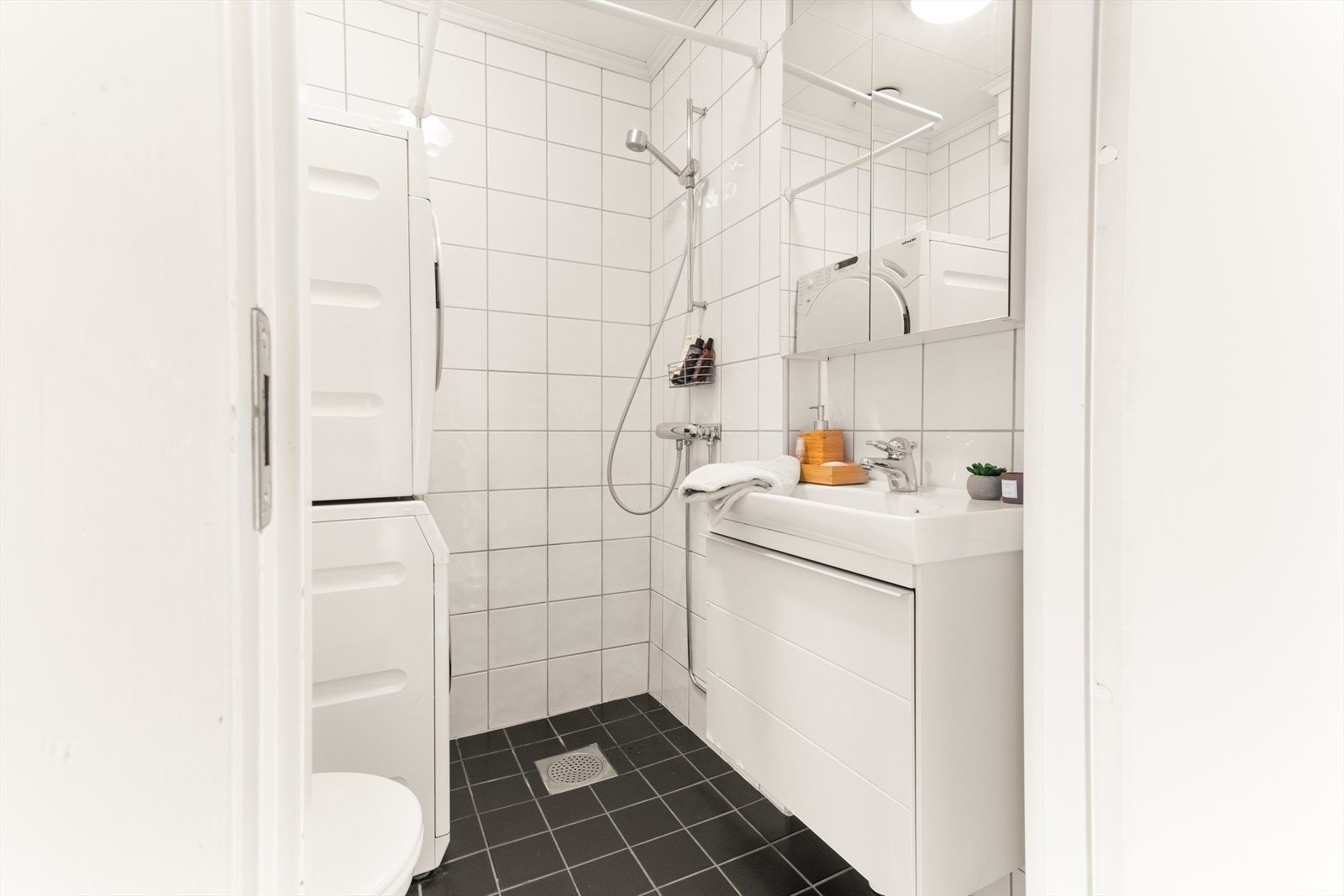 Badet har opplegg for vaskemaskin og varmekabler i gulv. Galleribilde