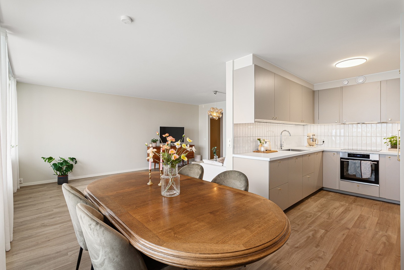 Den delvis åpne stue/kjøkken løsningen er på tilsammen 37m², noe som gir svært god møbleringsfrihet. Galleribilde