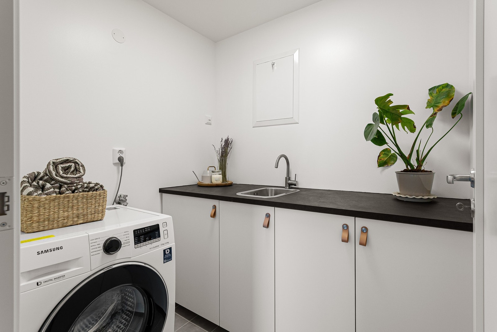 Praktisk separat vaskerom fra 2024 med opplegg for vaskemaskin og skap-/benkeplateinnredning. Flislagt gulv med behagelig gulvvarme. Galleribilde