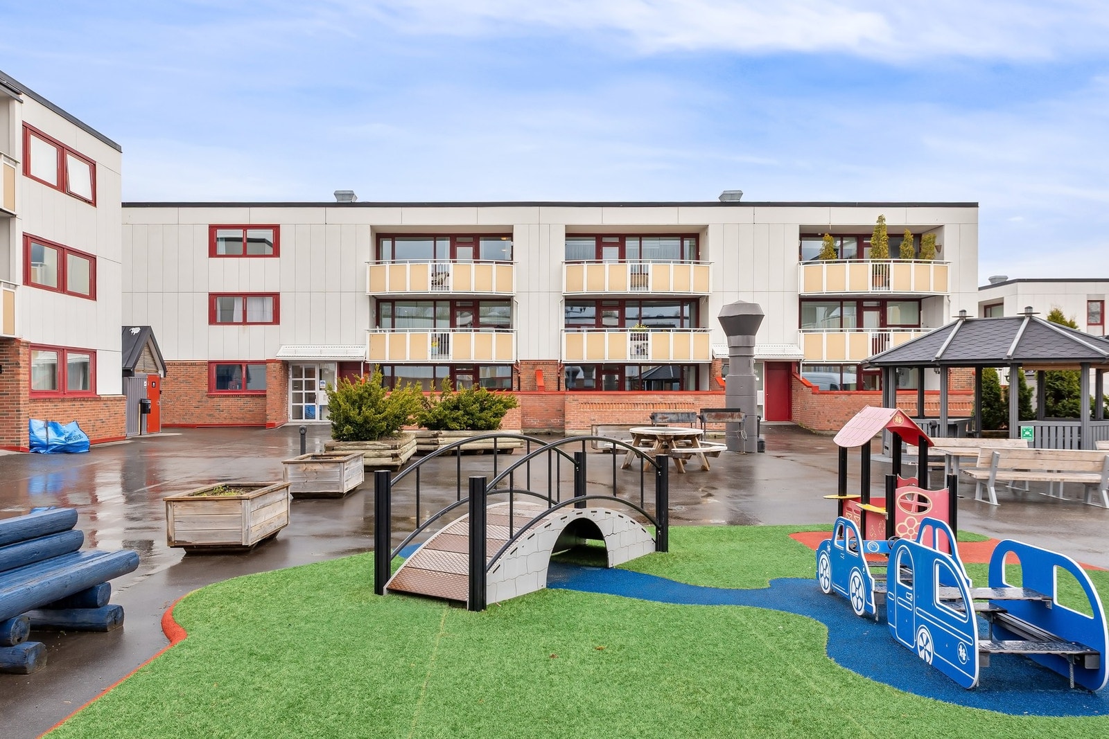 For den turglade ligger Bymarka kun en kort spasertur unna, med uttallige turmuligheter sommer som vinter. Metrobussen stopper like ved inngangsdøren, noe som sørger for en svært enkel hverdag. Galleribilde