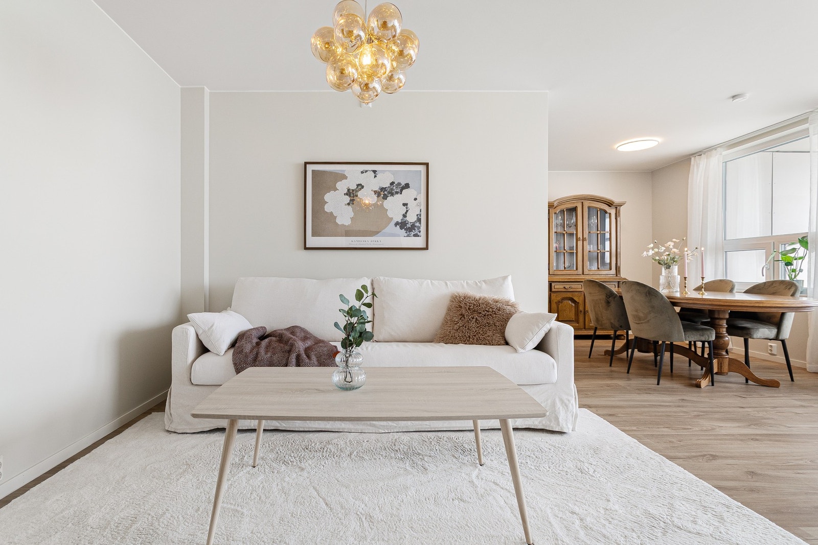 Stuen er malt i lyse og tidsriktige farger og har lekre detaljer med listefrie overganger mot himling. Galleribilde