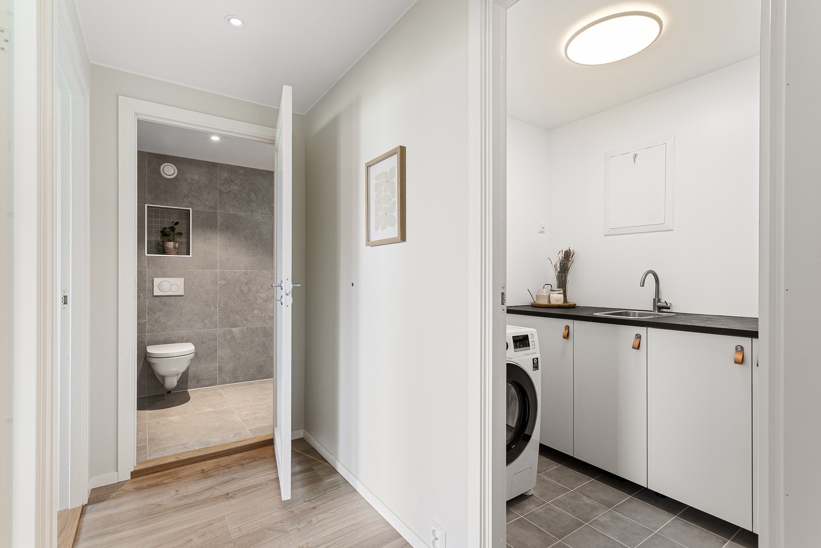 Baderommet ligger praktisk til med enkel tilkomst fra alle soverom. Galleribilde