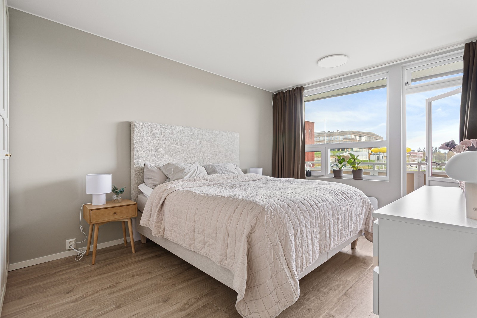 Det største soverommet er på hele 14m² og har utgang til egen luftebalkong. Galleribilde