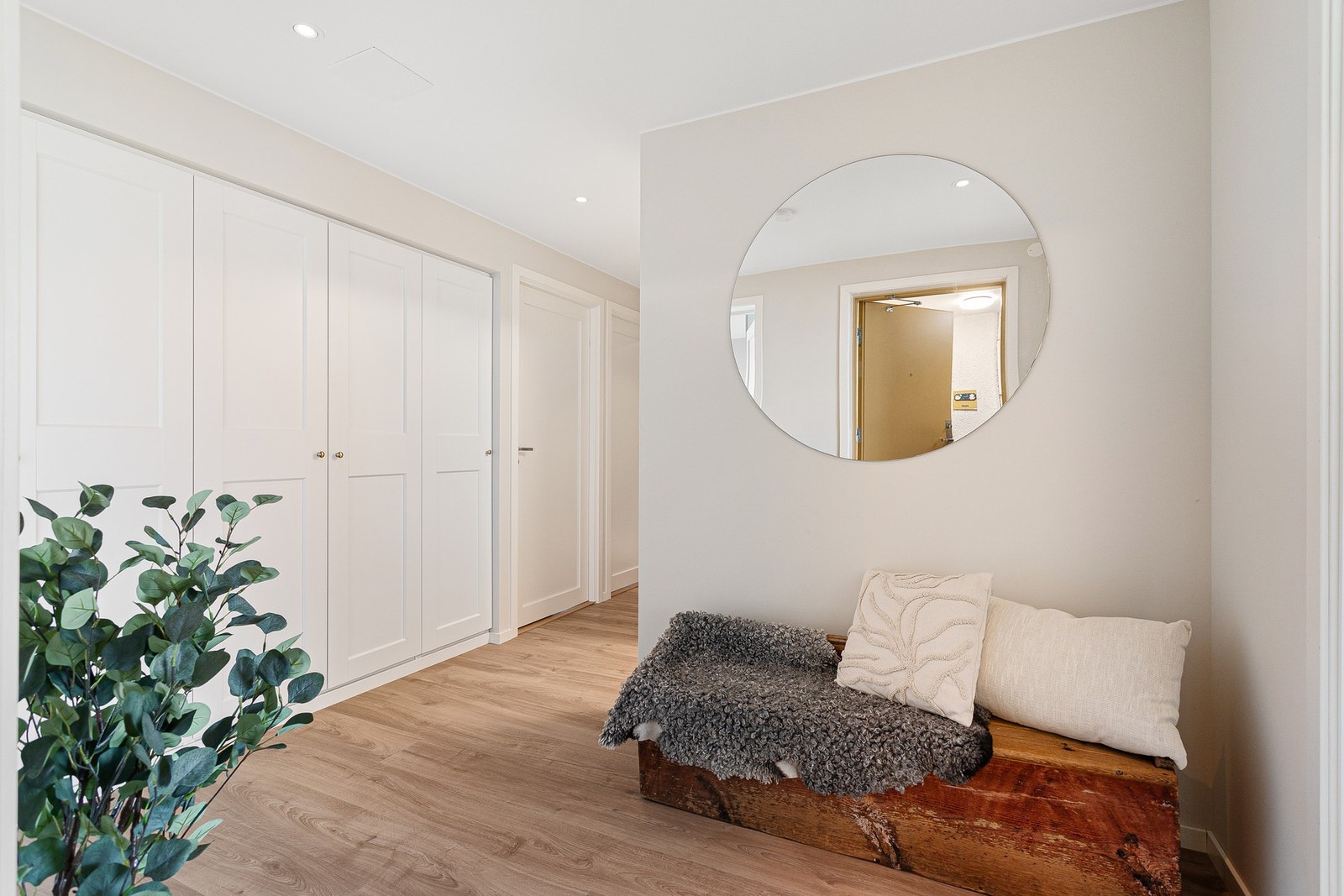 Innbydende entré med plassbygde garderobeskap. Galleribilde