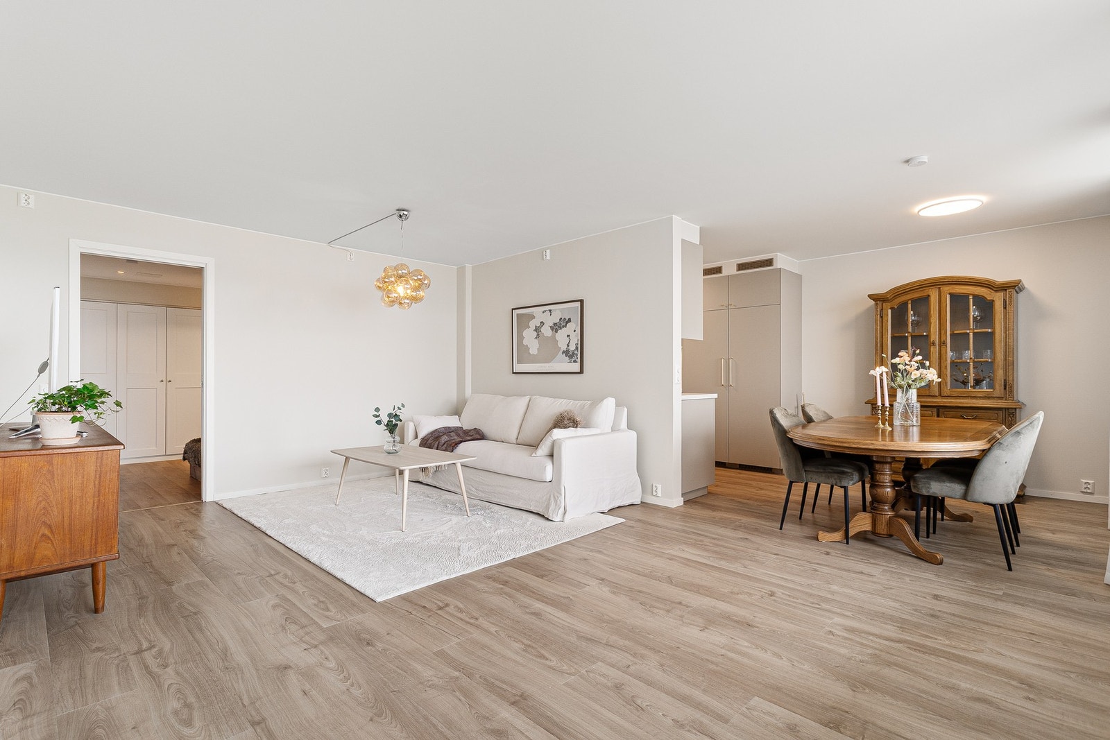 Leiligheten ble vesentlig renovert i 2024 og holder en svært høy standard. Galleribilde