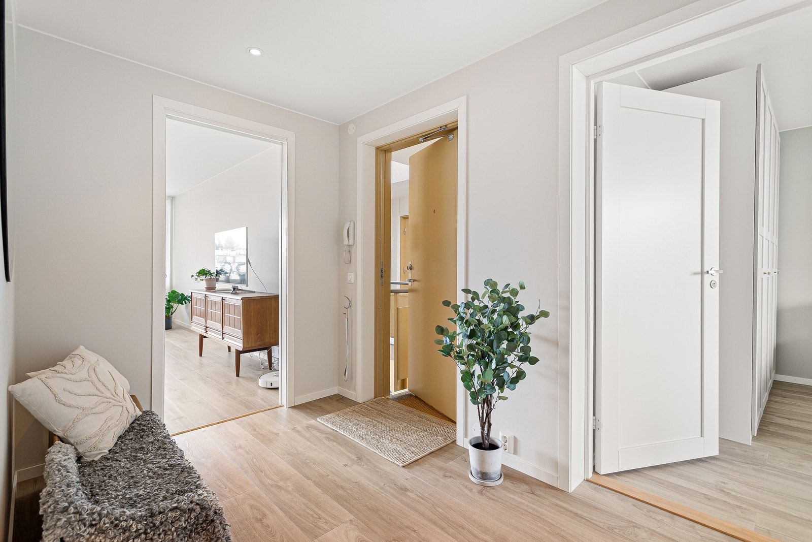 Svært gode oppbevaringsmuligheter med totalt 18m² i bodareal. Galleribilde