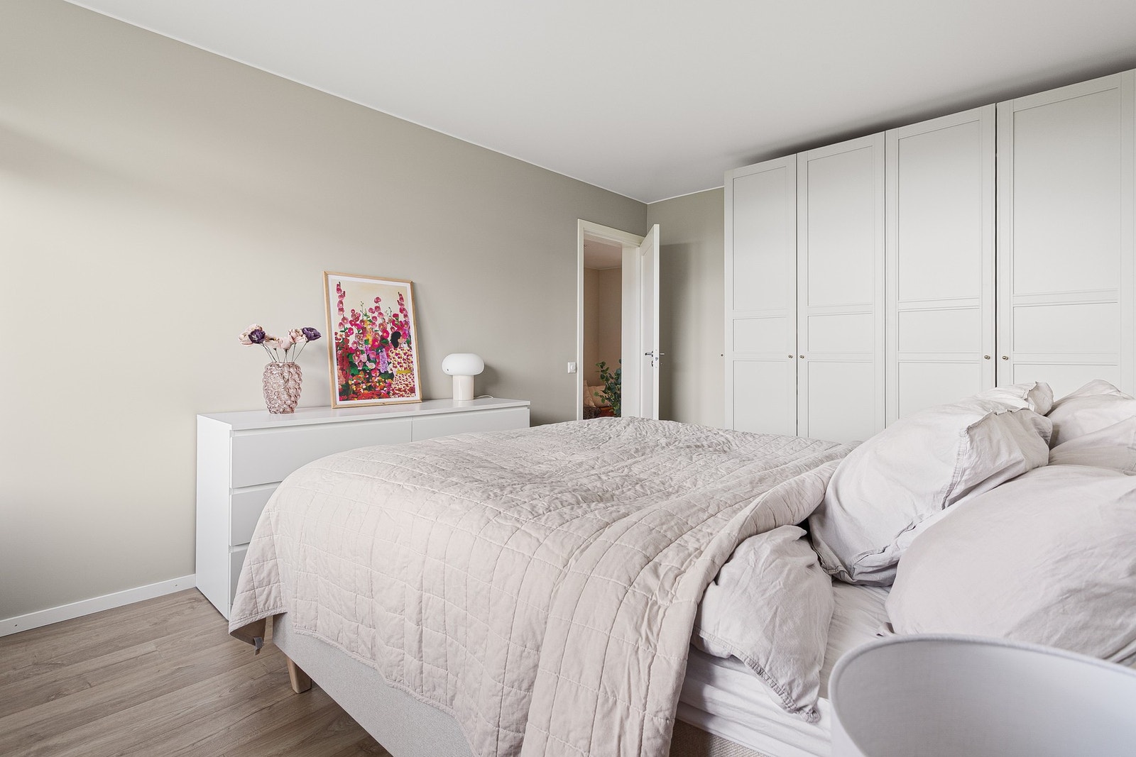 Soverommet er innredet med garderobeskap. Galleribilde