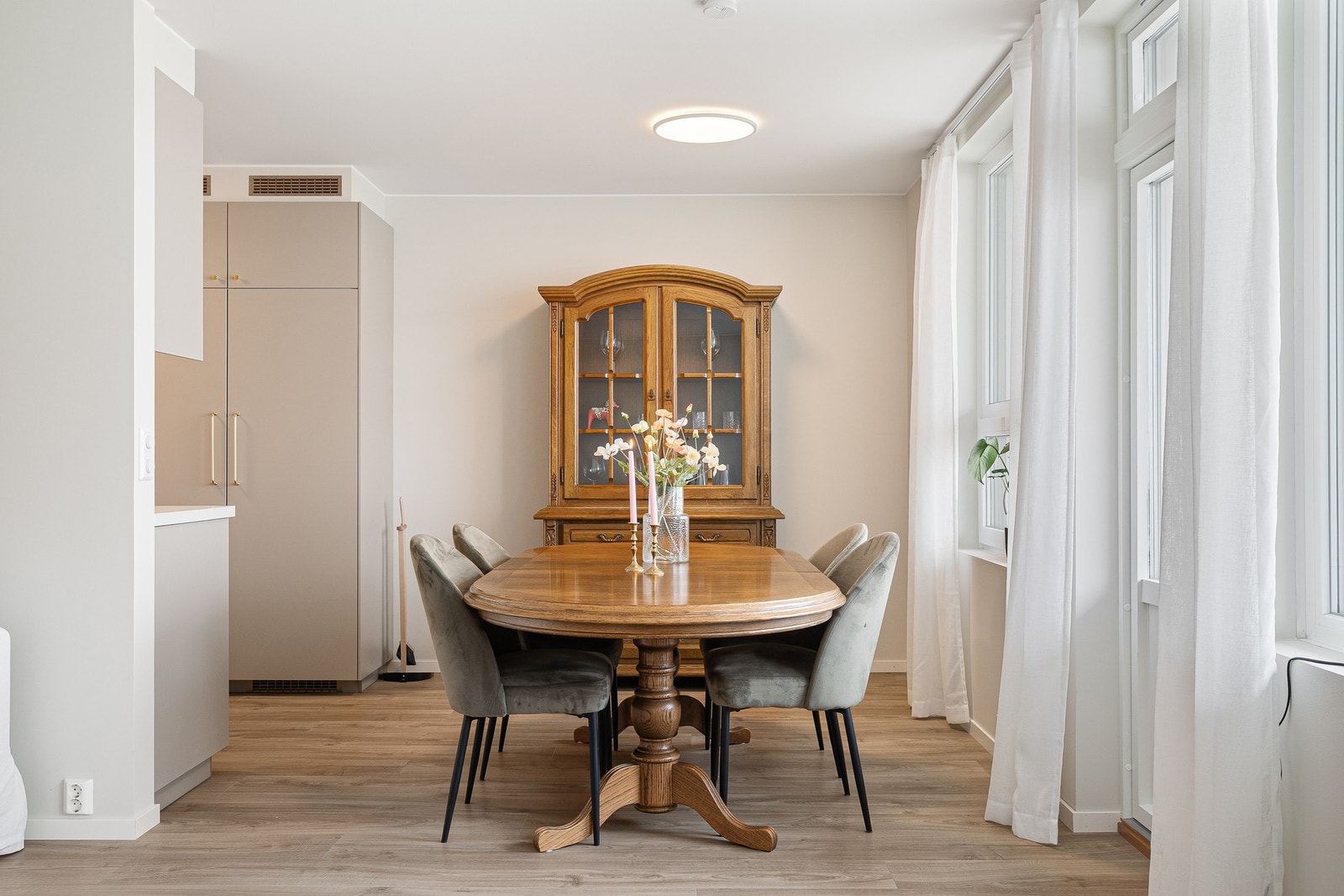 Mellom stue og kjøkken er det plass til et større langbord for sosiale sammenkomster. Galleribilde