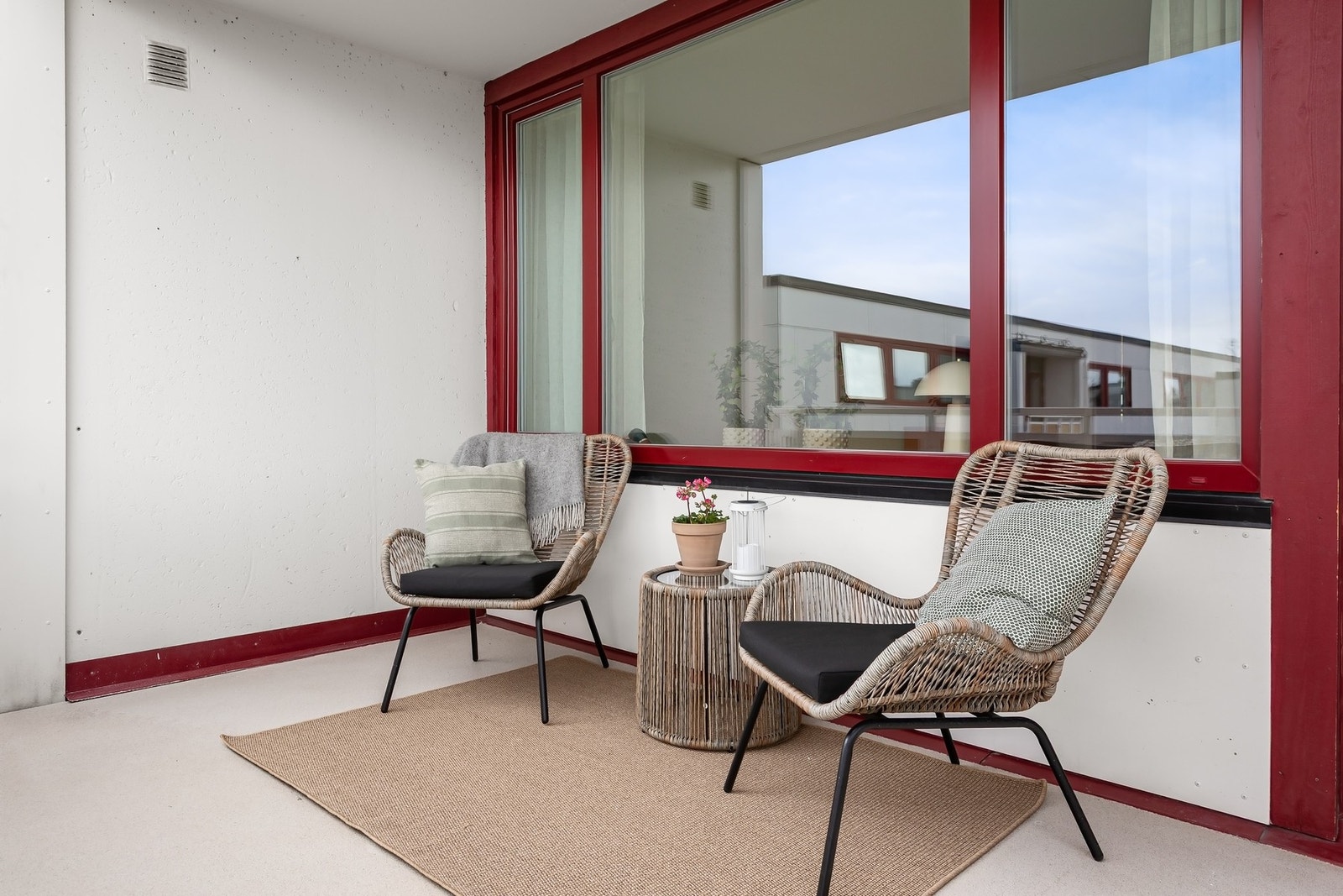 God plass til ønsket utemøblement. Lagringsplass i bod tilstøtende balkong. Galleribilde