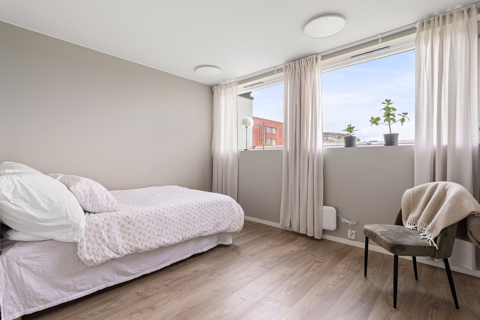 Soverom 2 på 11,5m² med store vindusflater. Dette soverommet kan omfordeles til to mindre soverom. Galleribilde