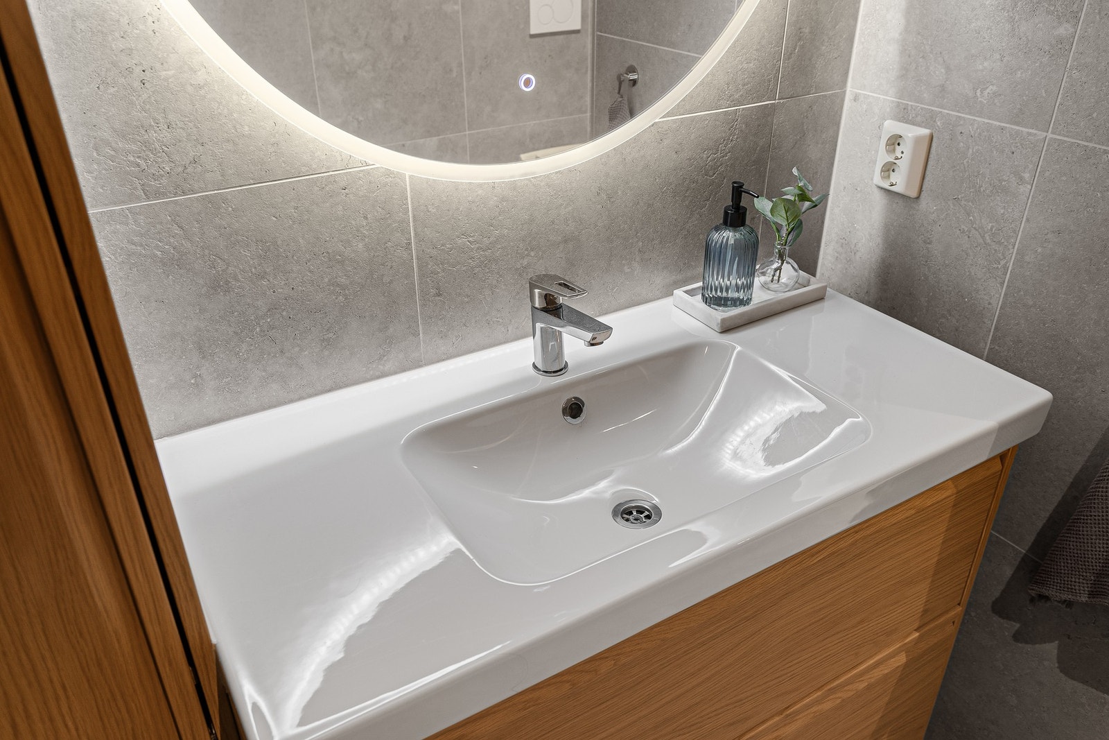 Lekre detaljer med nedfelt servant og integrerte lys i speil. Galleribilde