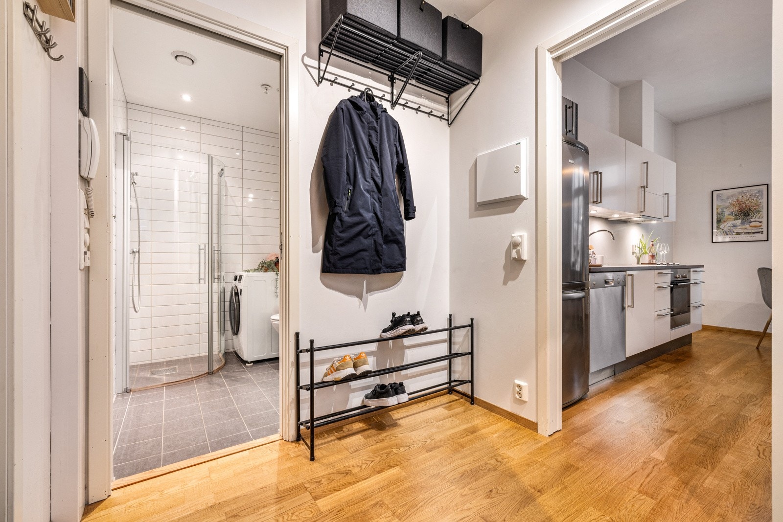 - Romslig gang med plass til sko og oppheng av yttertøy - Galleribilde
