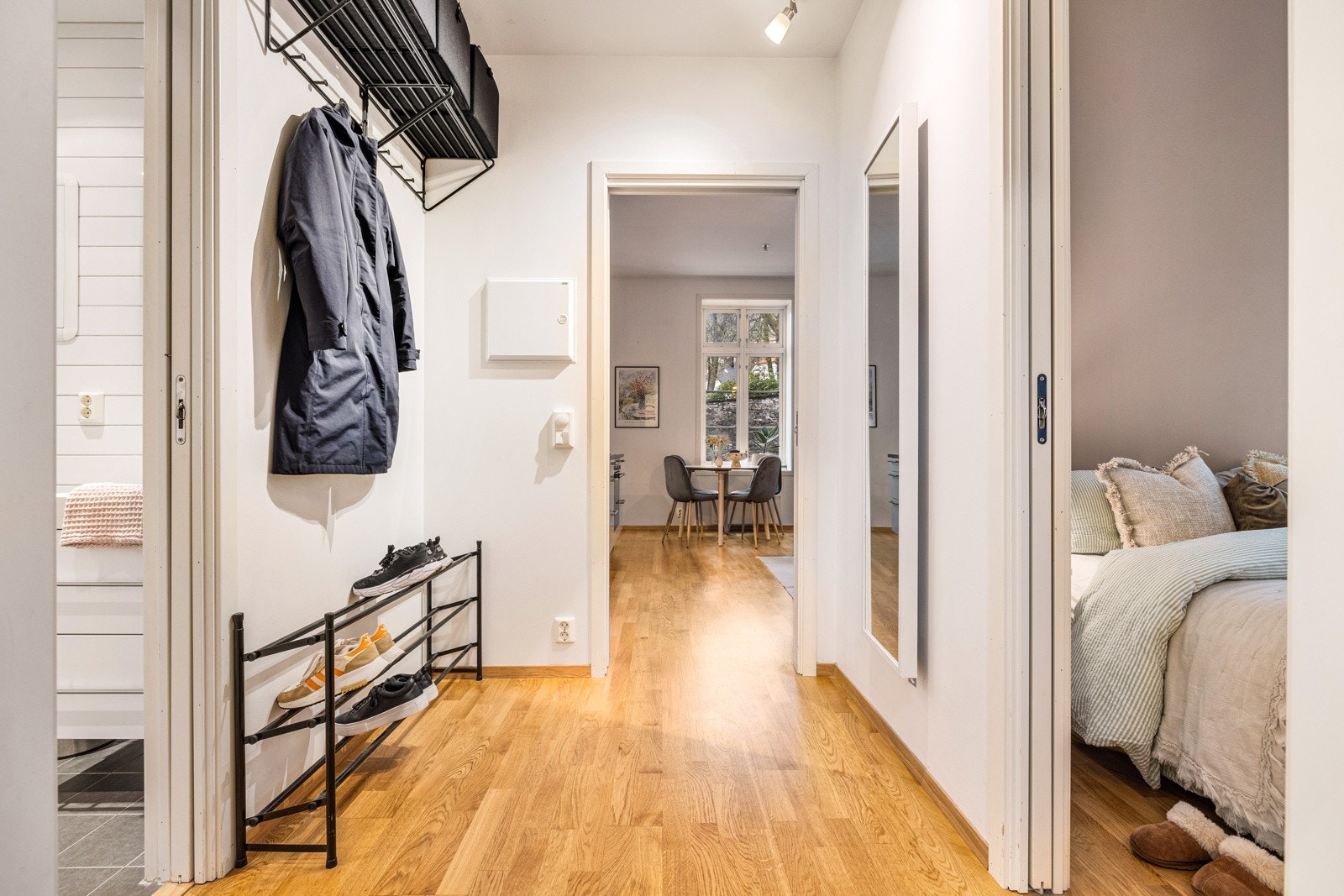 - Fra stuen kommen man inn i gang/entré som leder til bad og soverom - Galleribilde