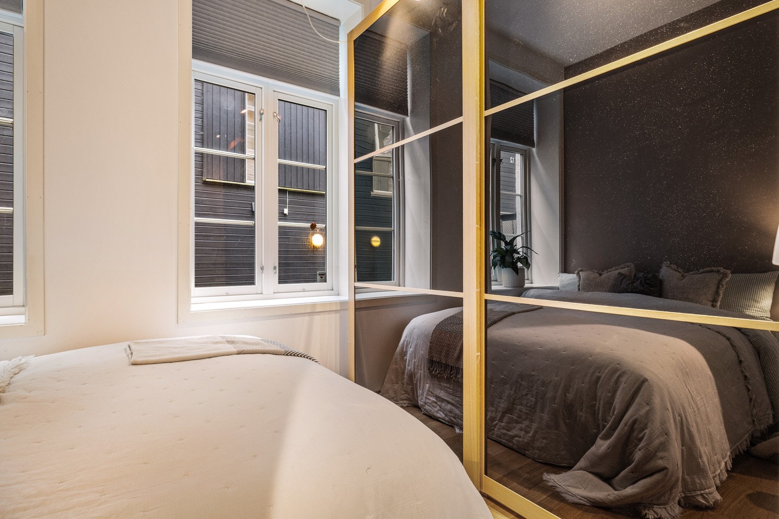- Stor skyvedørsgarderobe som medfølger handelen - Galleribilde