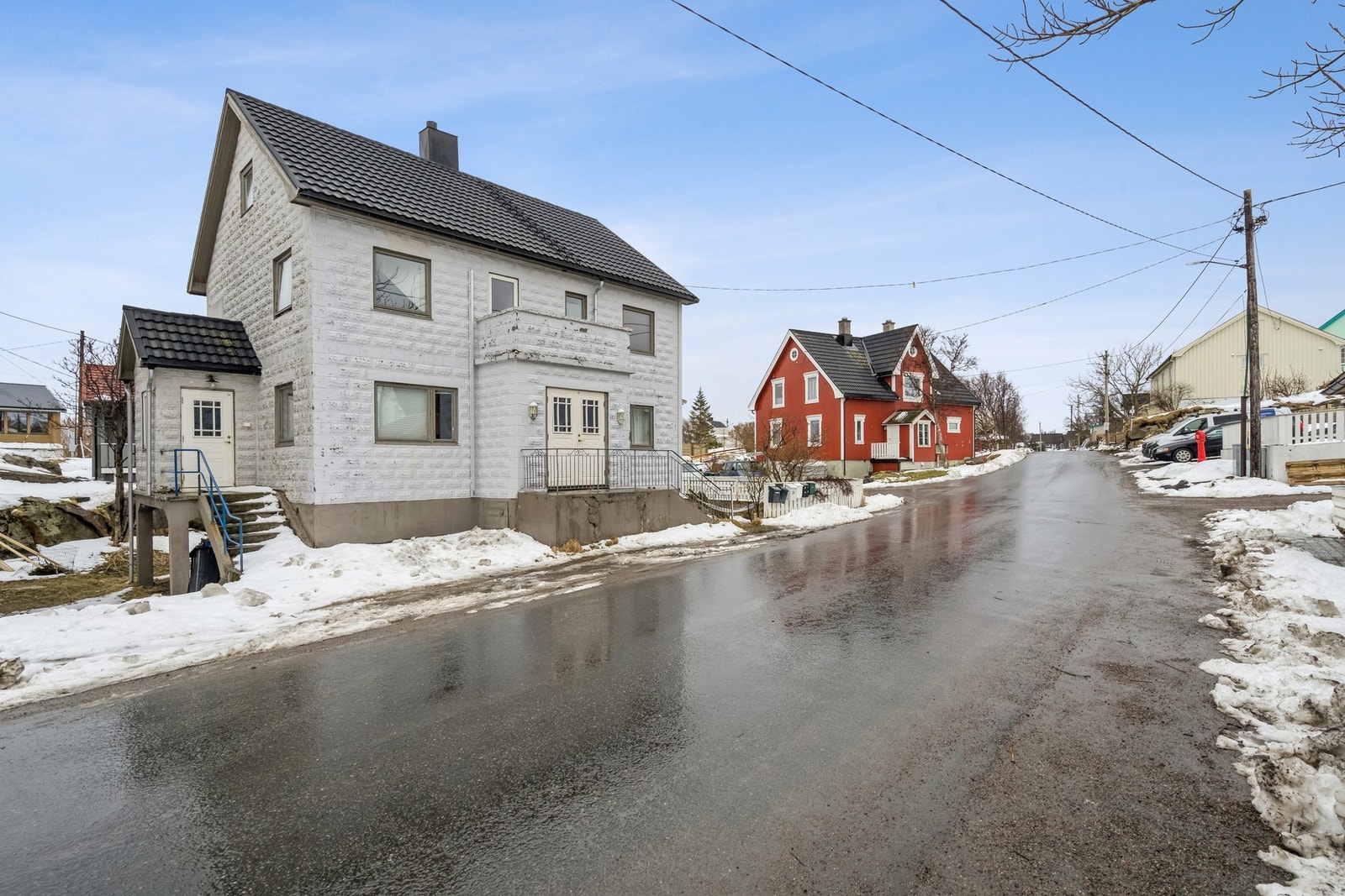 Fasade av vest og nordsiden av boligen Galleribilde