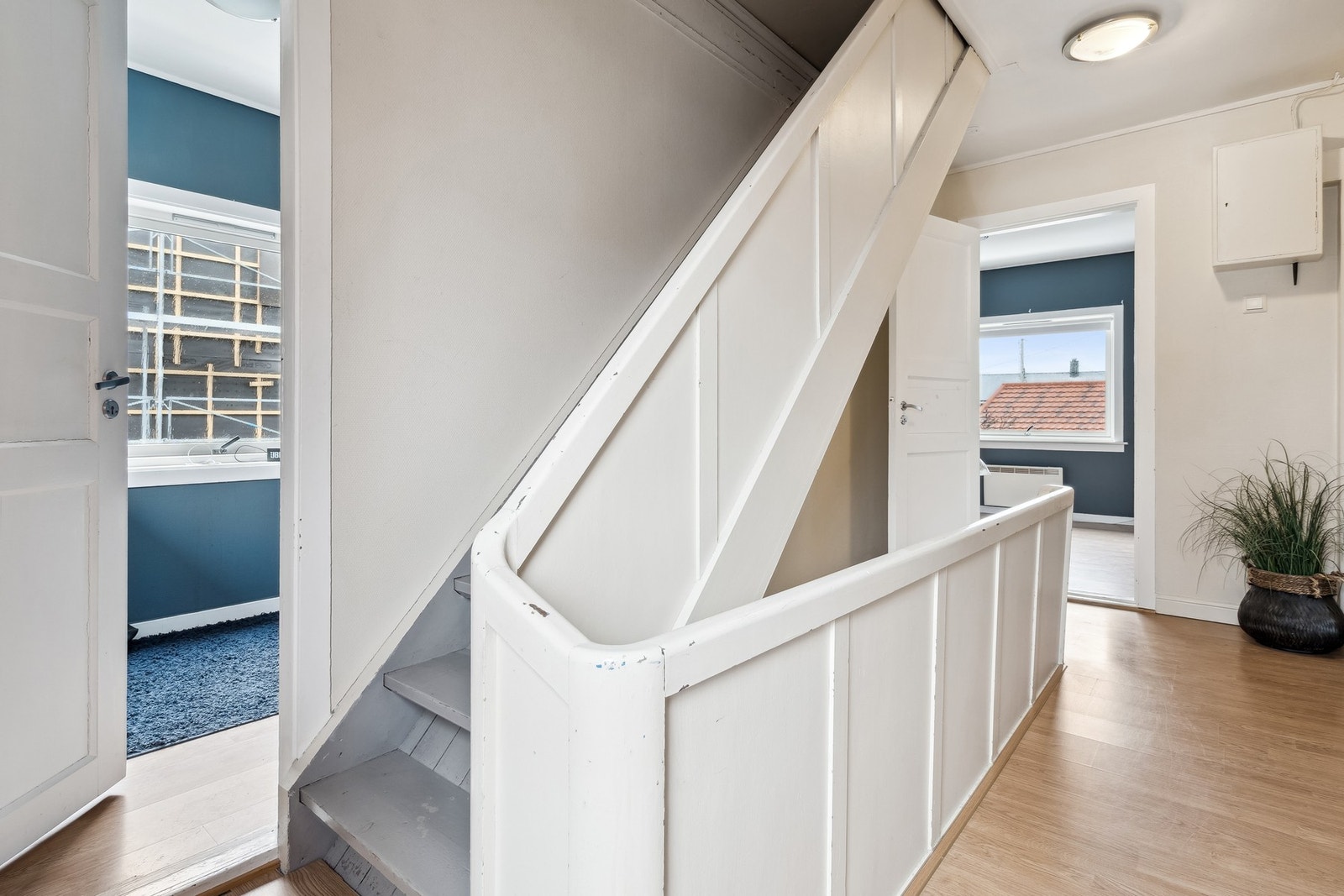 Trappegang 2. etasje med trapp videre til loftet hvor det er godt med lagringsplass Galleribilde