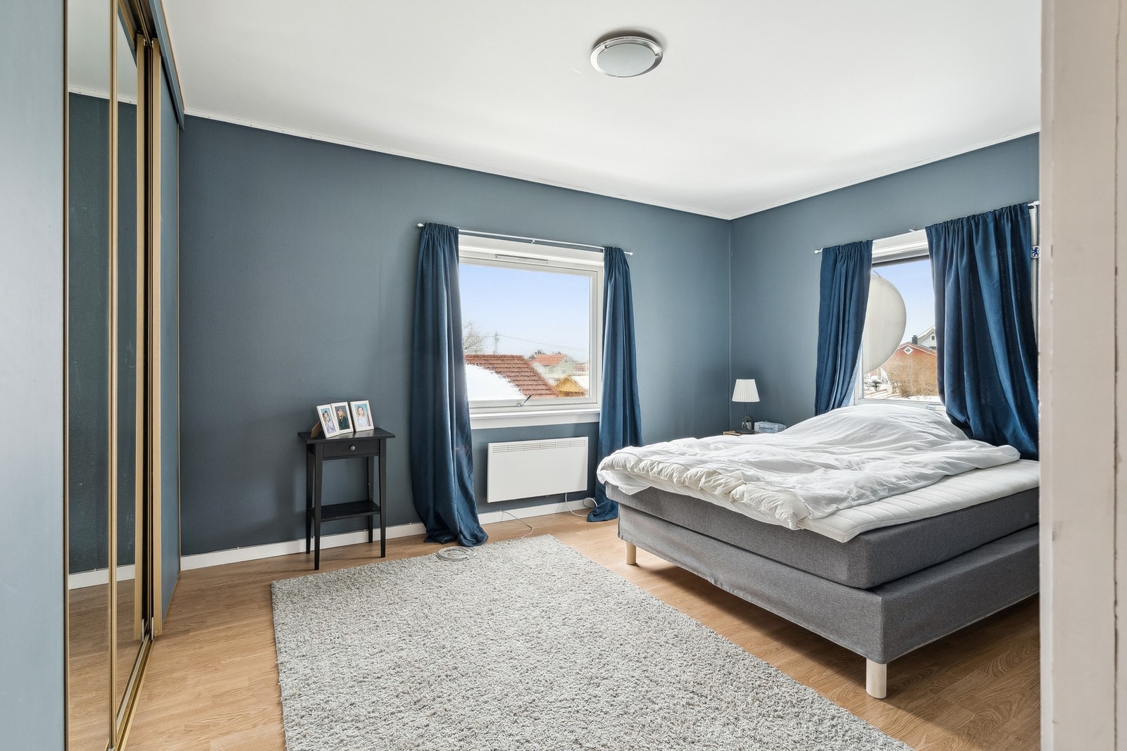 Soverom 1 - med stor skyvedørsgarderobe Galleribilde