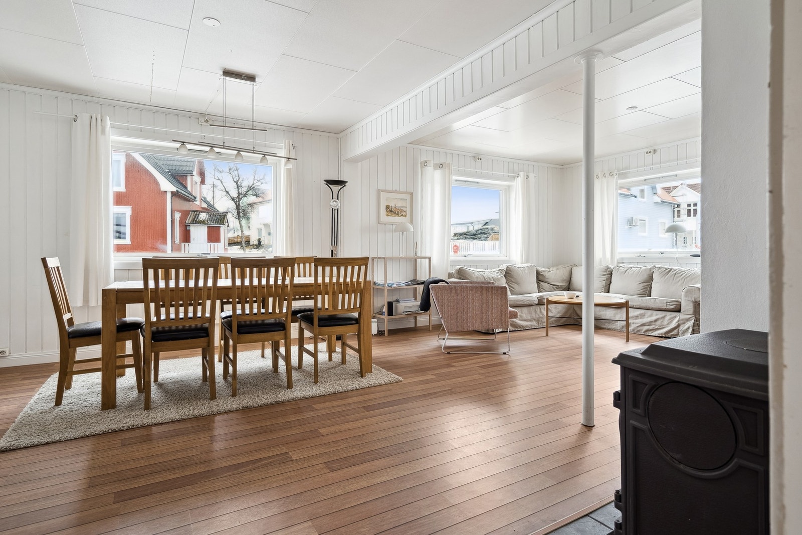 Stue og spisestue med vedovn Galleribilde