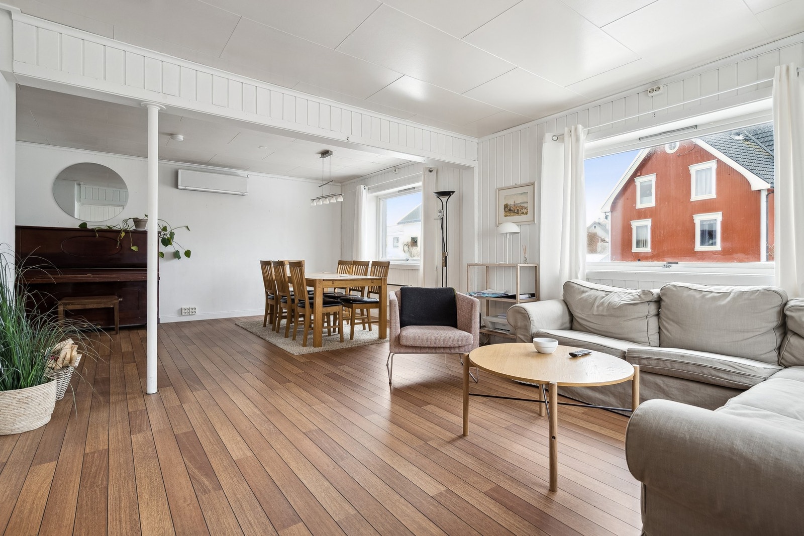 Romslig stue og spisestue Galleribilde