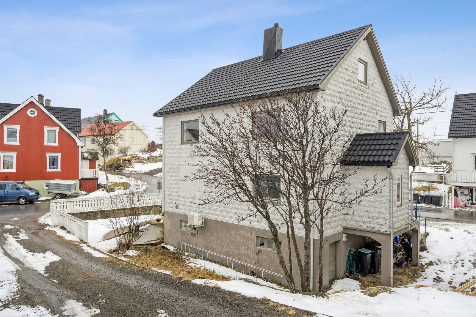 Fasade av øst og nordsiden av boligen Galleribilde