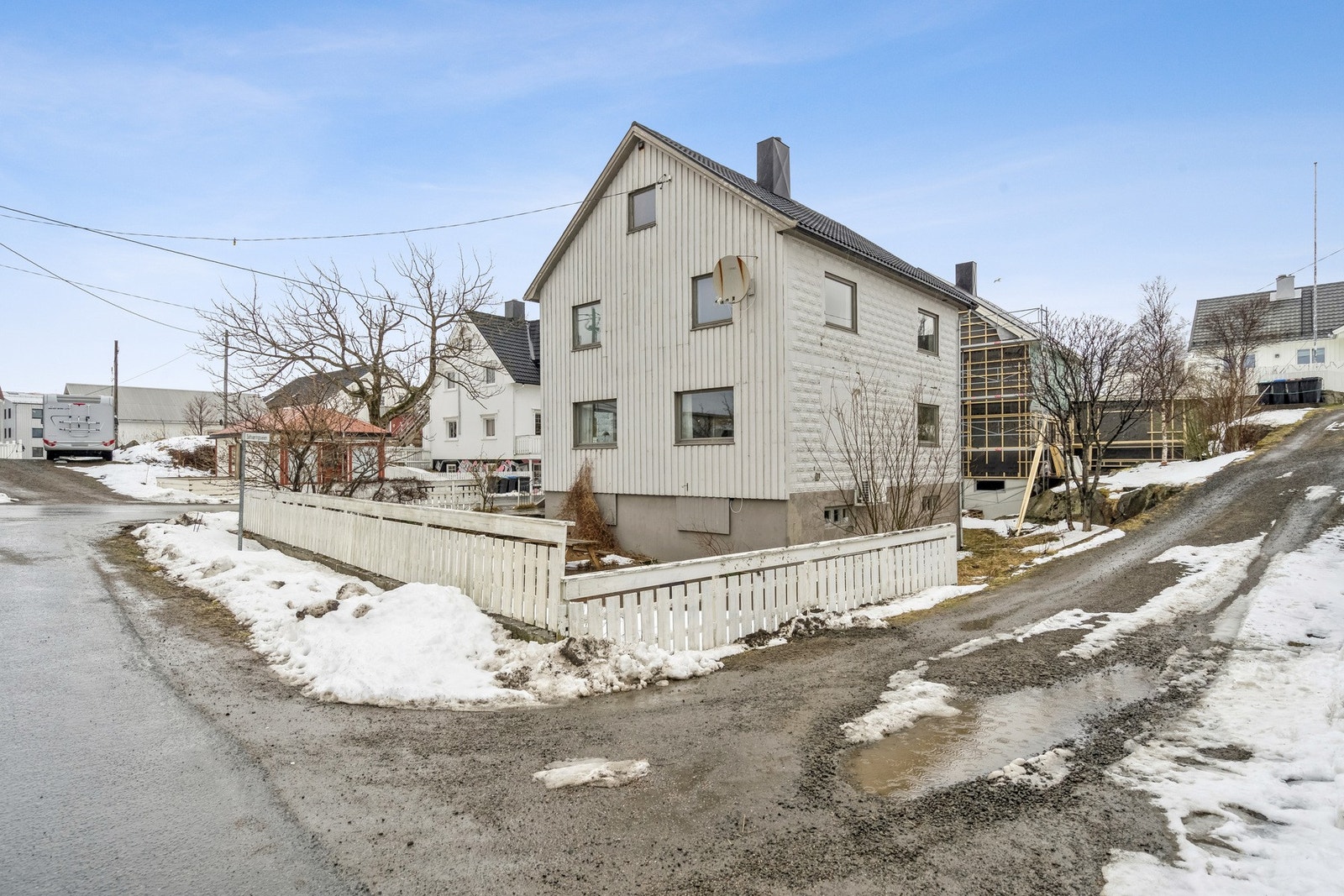 Fasadebilde av sør og østsiden av boligen Galleribilde