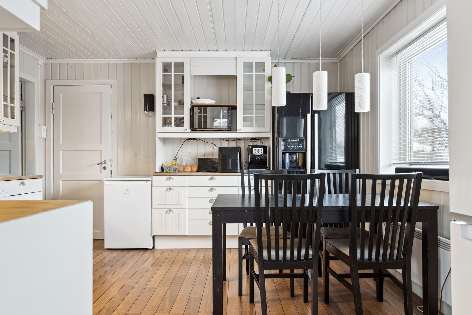 Kjøkkenet er romslig med plass for spisebord ved vinduet Galleribilde