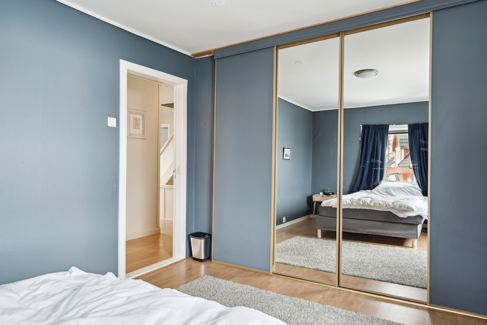 Soverom 1 - ligger på hjørnet mot sør/øst Galleribilde