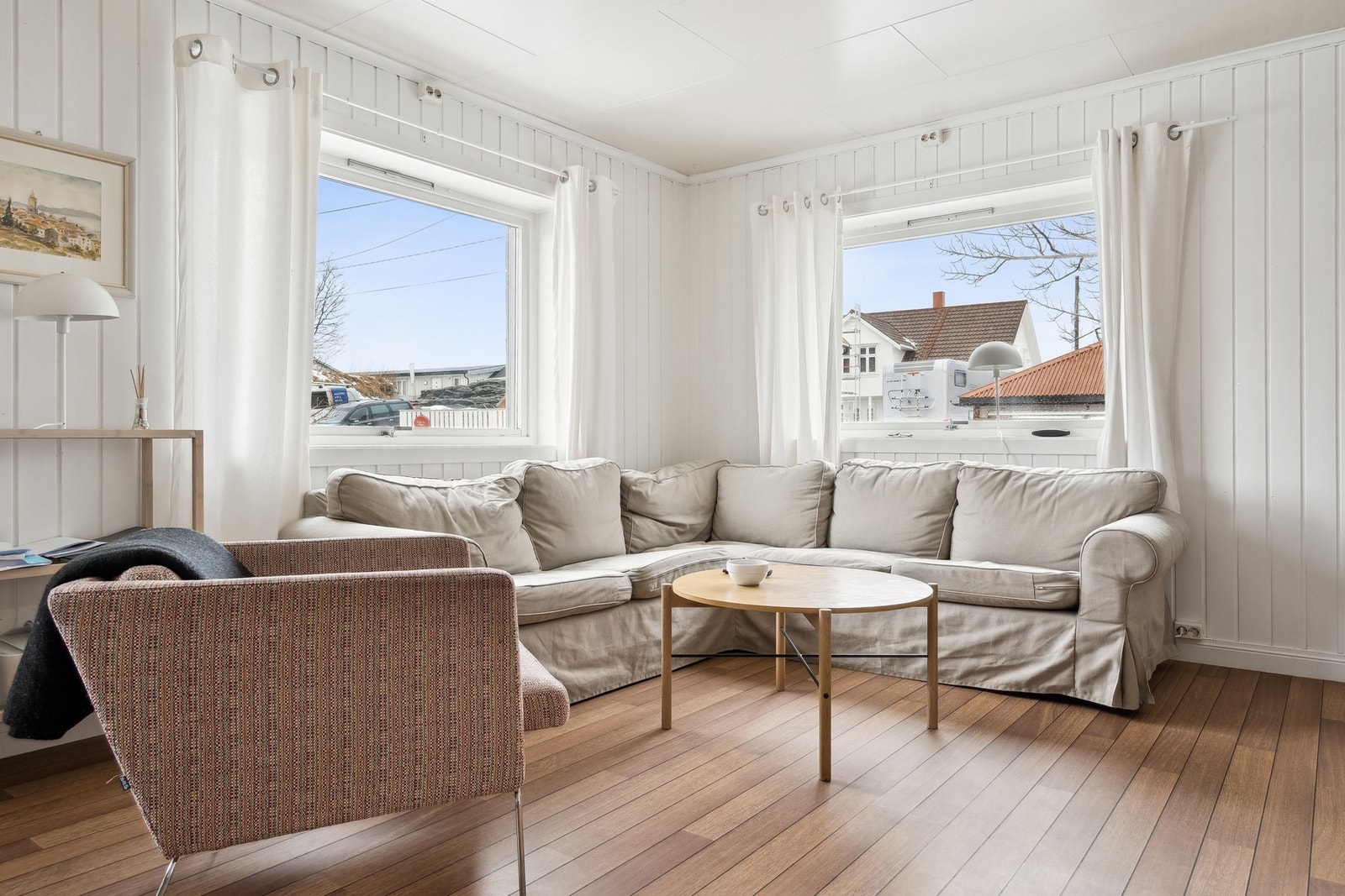 Stuen med store vinduer mot sør og vest, som gir godt med lys og utsikt Galleribilde