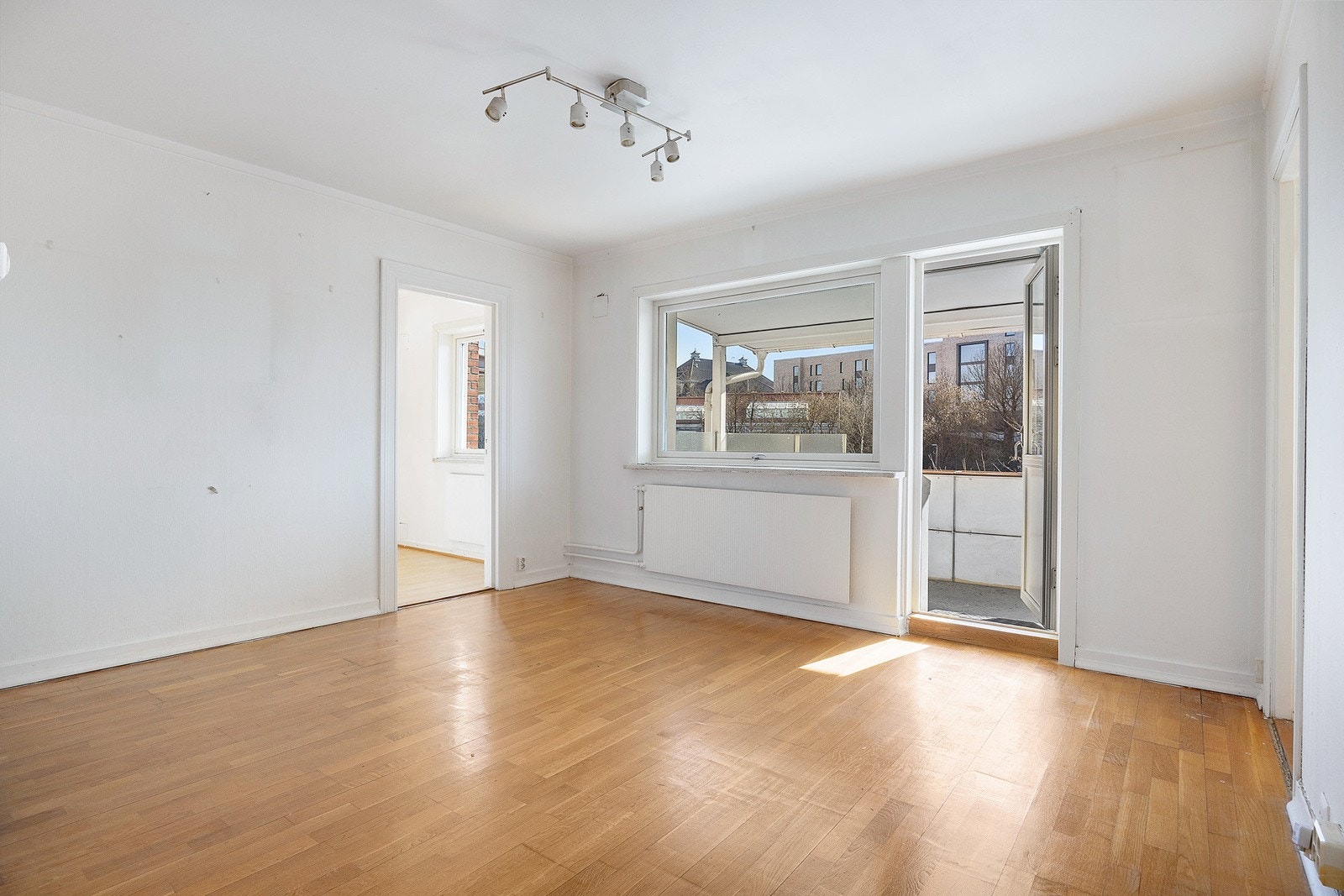 Stuen oppleves som lys og romslig med mange møbleringsmuligheter. Galleribilde