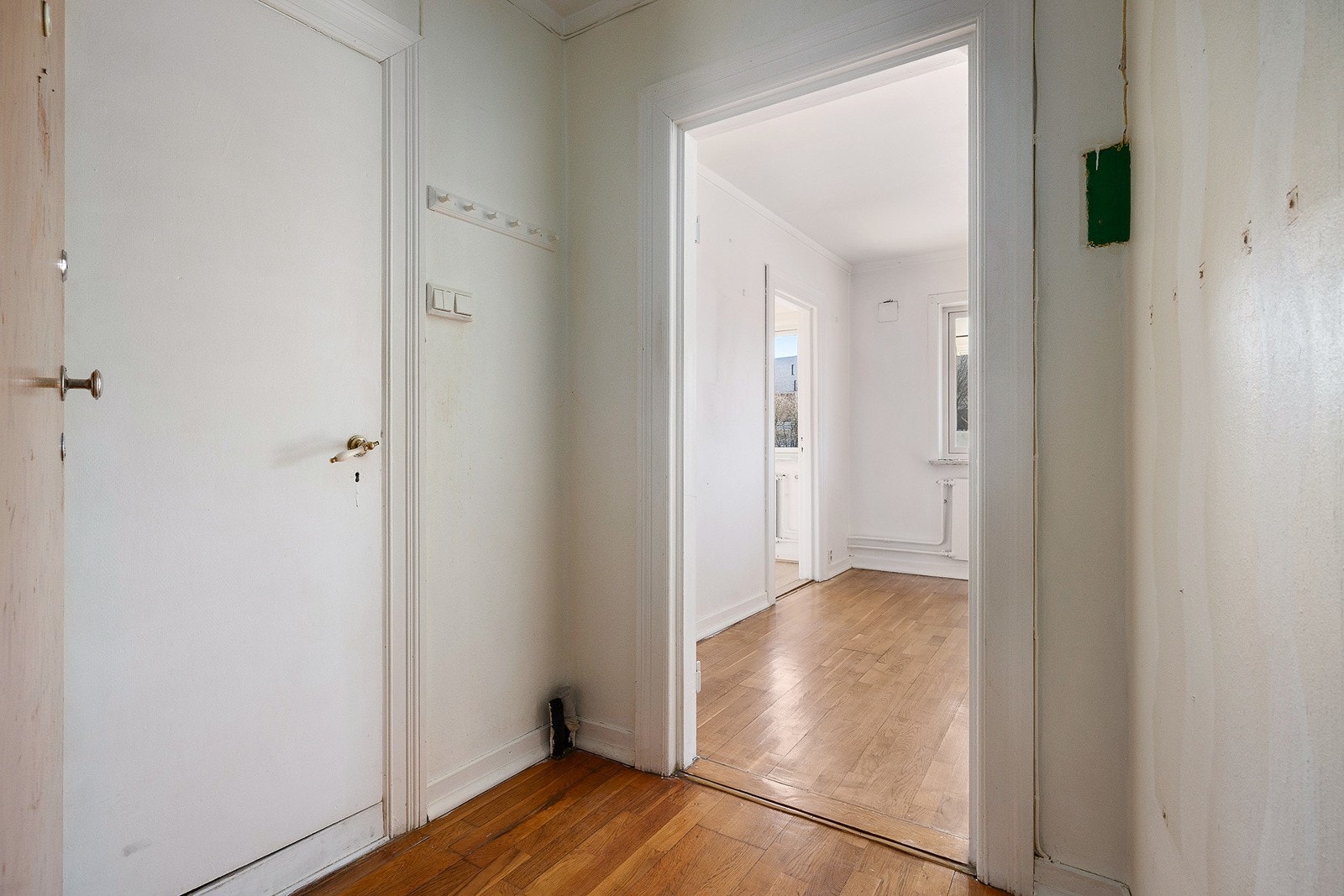 I entreen er det god plass til å henge fra seg jakker og oppbevaring av sko. Galleribilde