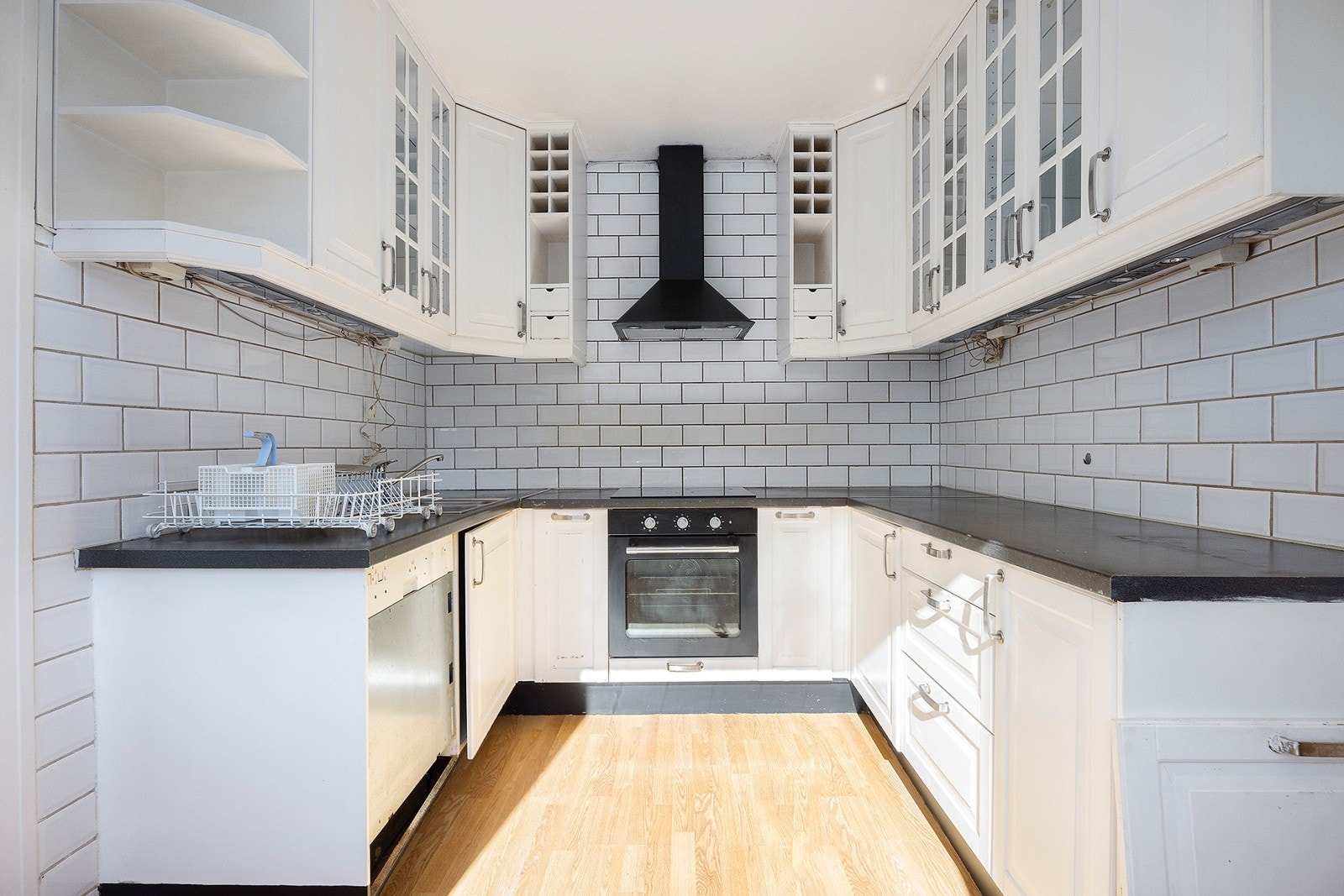 Leiligheten har et innholdsrikt separat kjøkken med god utnyttelse av plassen. Galleribilde