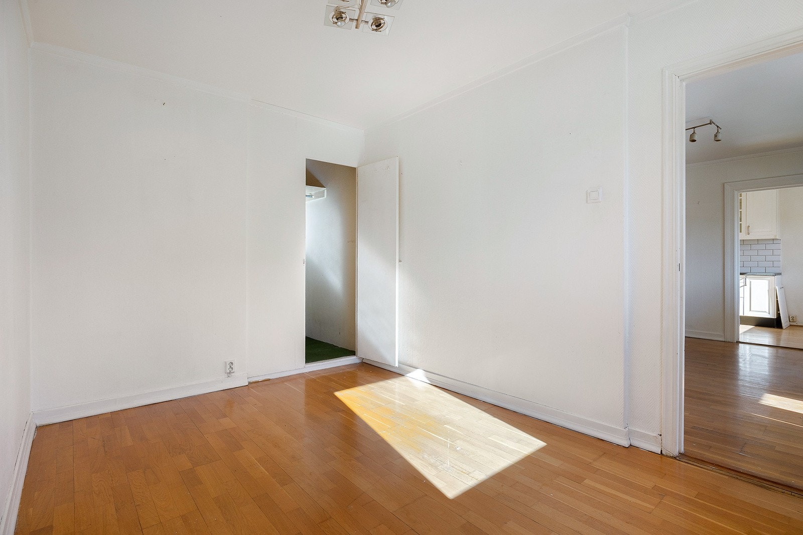 Soverommet er av god størrelse med plass til både dobbeltseng og nattbord. Galleribilde