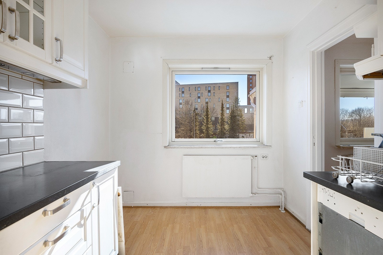 Kjøkkenet har godt med skap - og skuffeplass med stor benkeplate. Plass til lite spisebord foran vinduet. Galleribilde