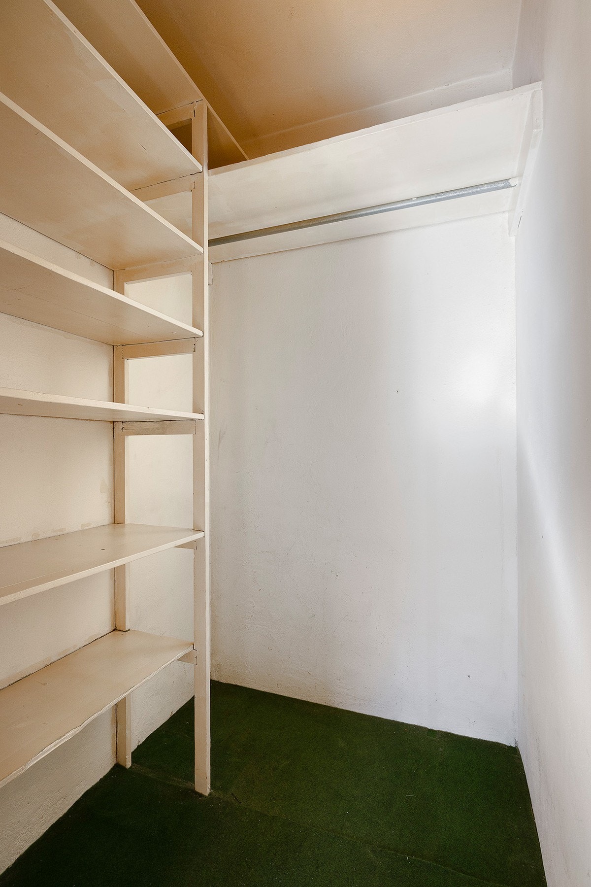 Fra soverommet er det tilknyttet en bod med god lagringsplass. Perfekt som garderobe. Galleribilde