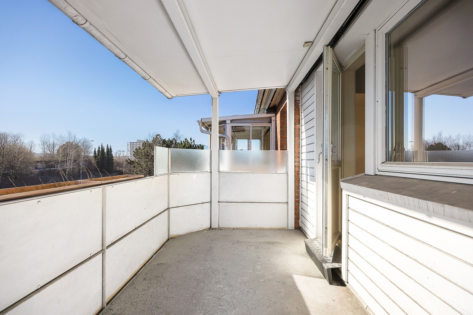 Her har du plass til en hyggelig sittegruppe med diverse utemøbler og grill. Galleribilde