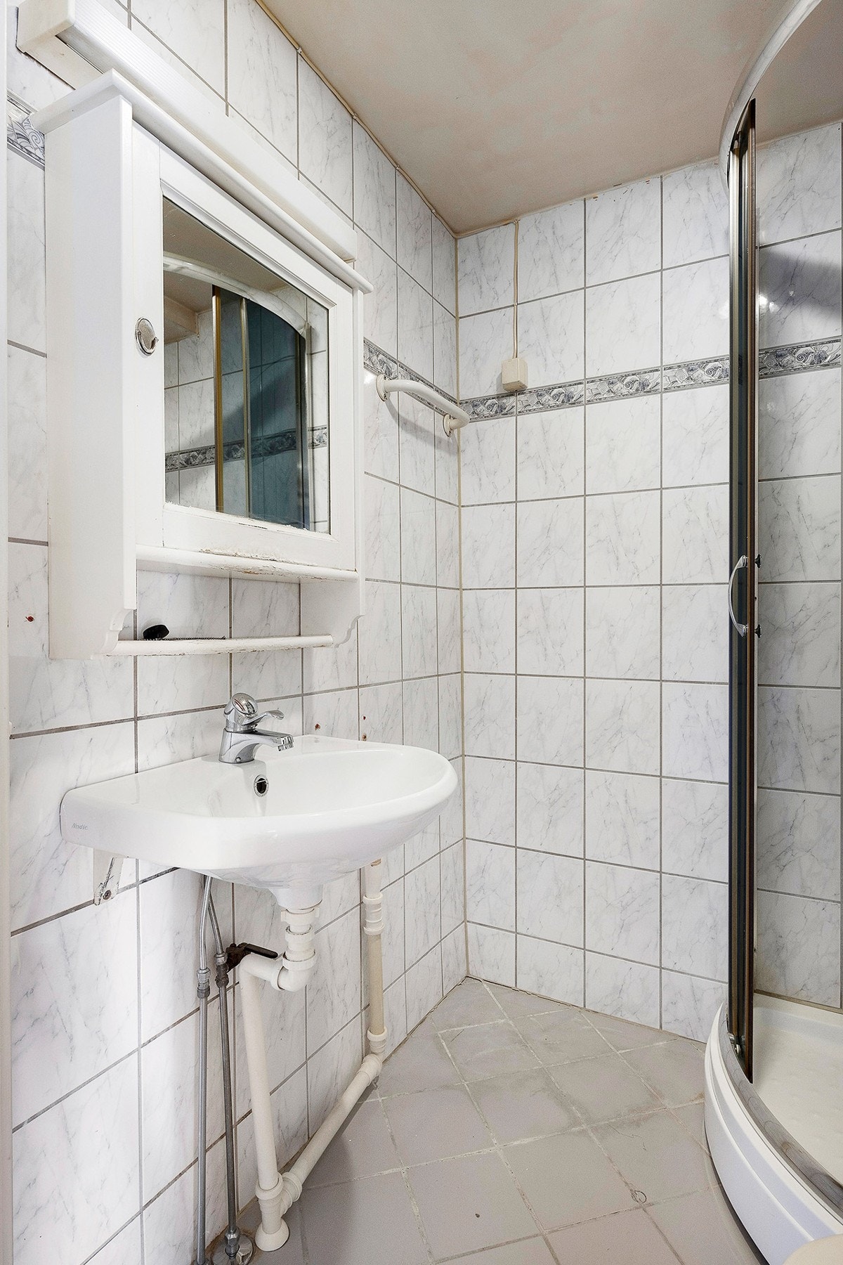 Baderommet har flislagt gulv med varme og flislagte vegger. Galleribilde