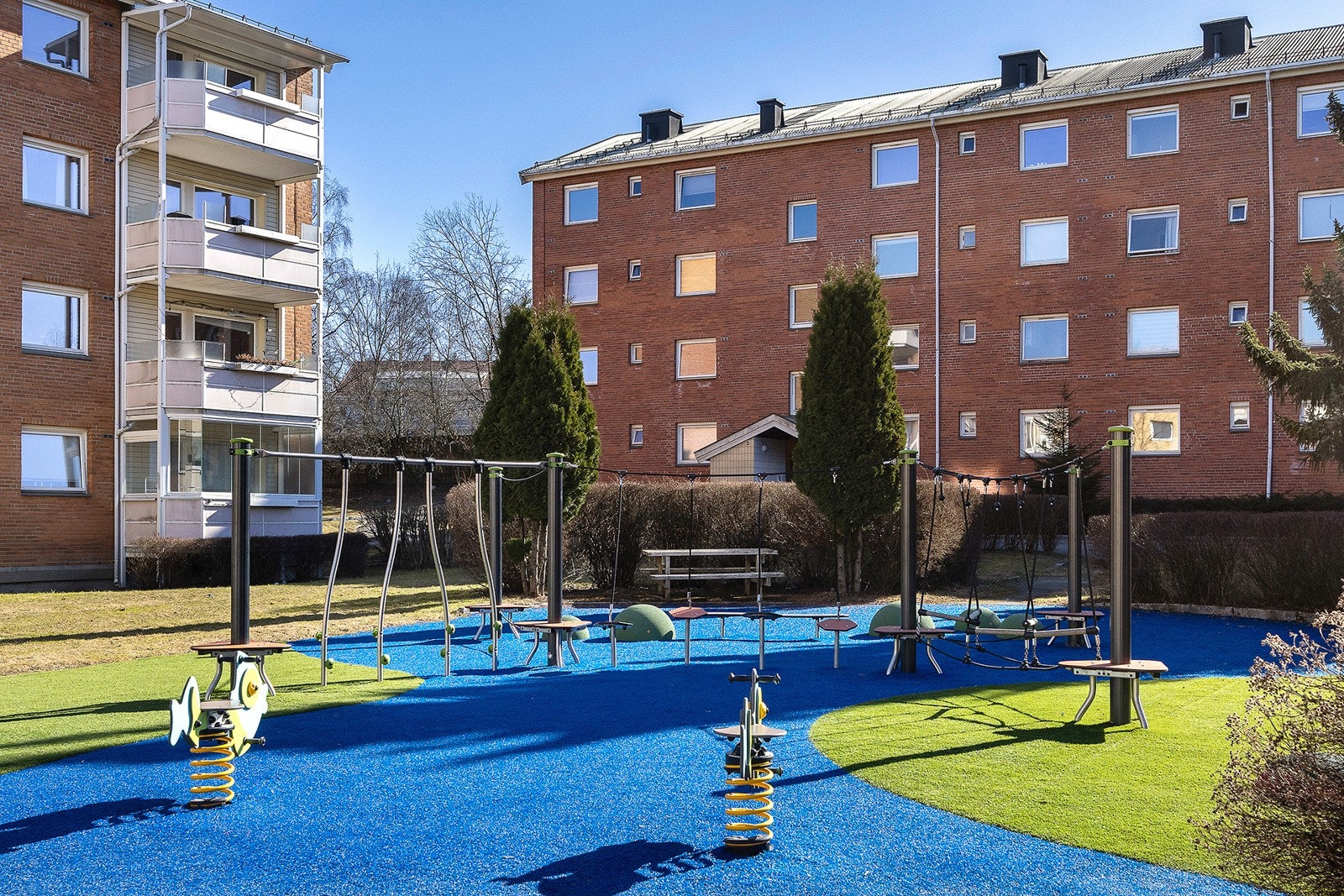 Grønne og fine fellesområder i borettslaget. Barnvennlig gårdsrom. Galleribilde