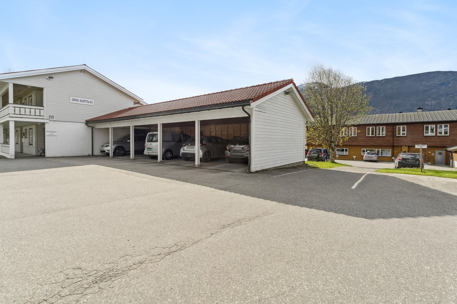 Utvendig parkering på fellesareal. Galleribilde