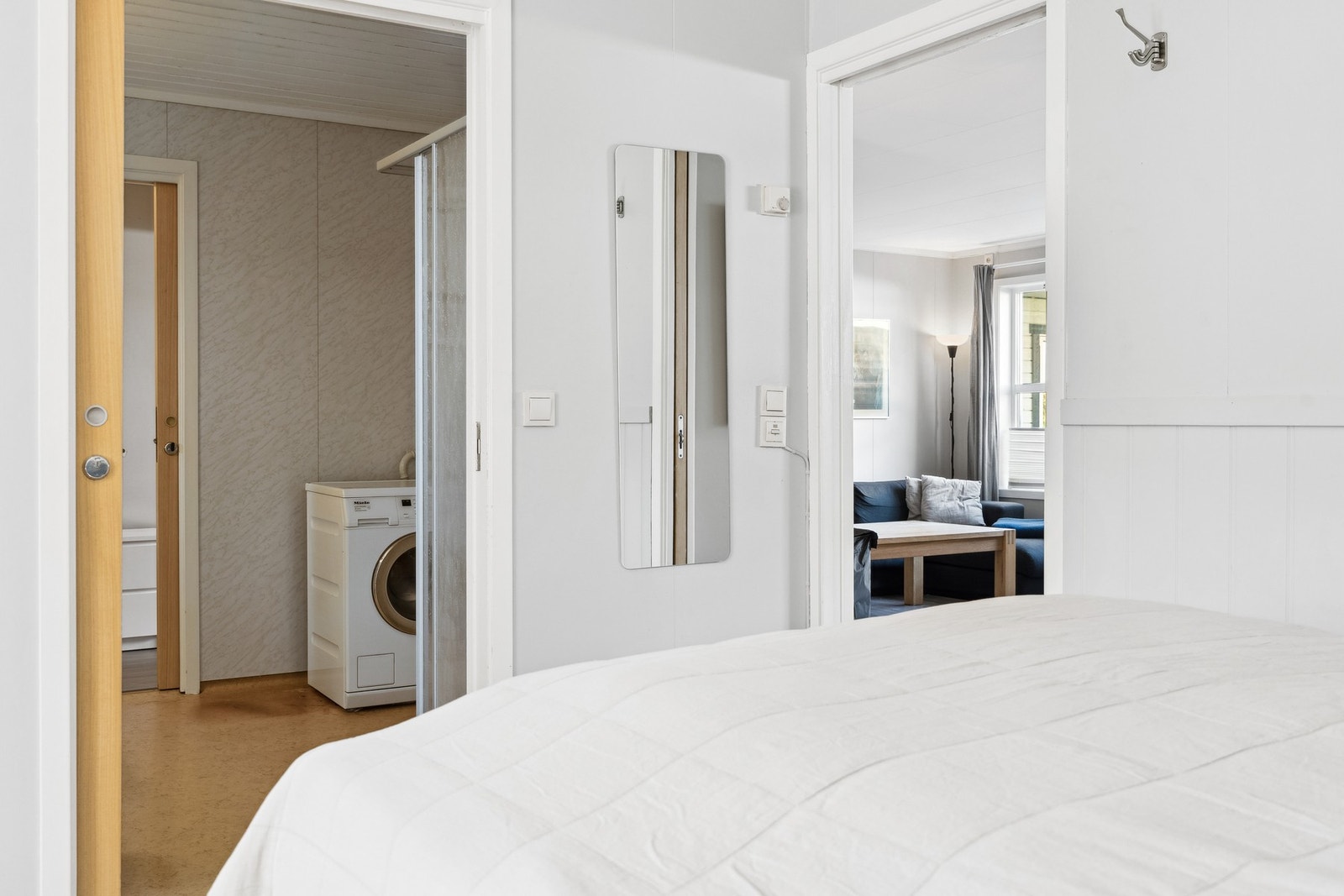 Fra soverommet er det tilgang til badet Galleribilde