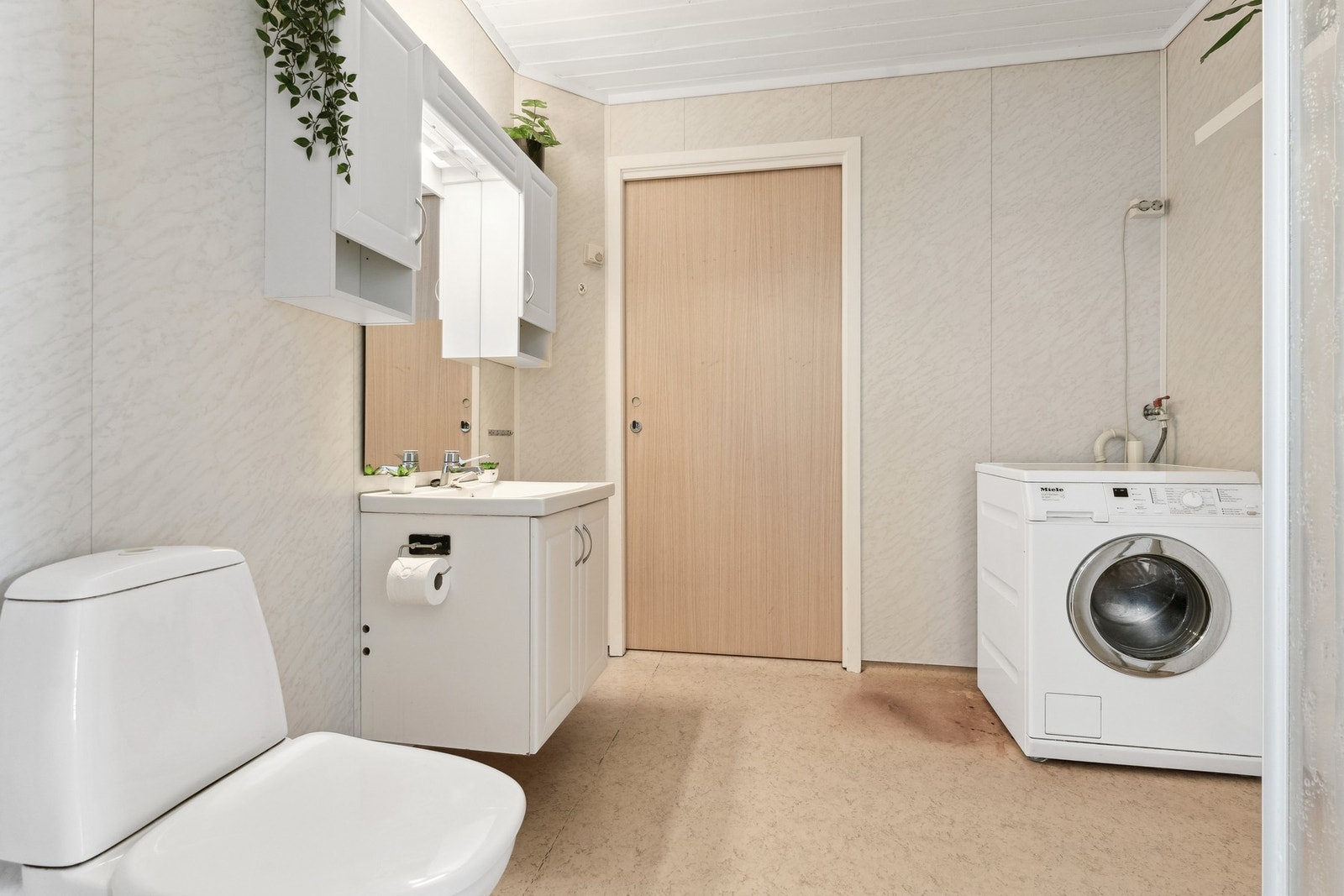 Badet er fra byggeår og har noe moderniseringsbehov Galleribilde