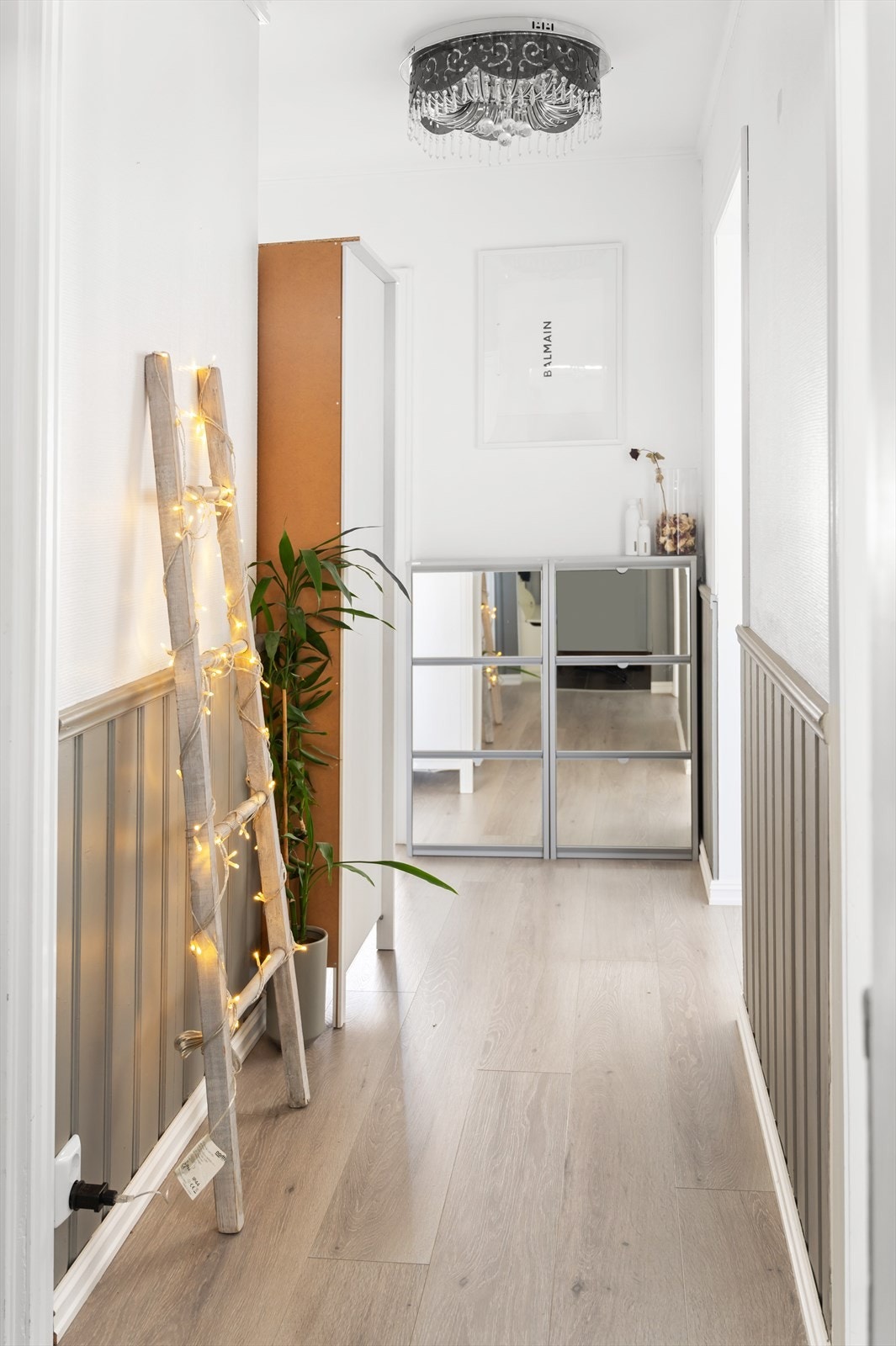 Entréen er innbydende og gir et godt førsteinntrykk av boligen. Galleribilde