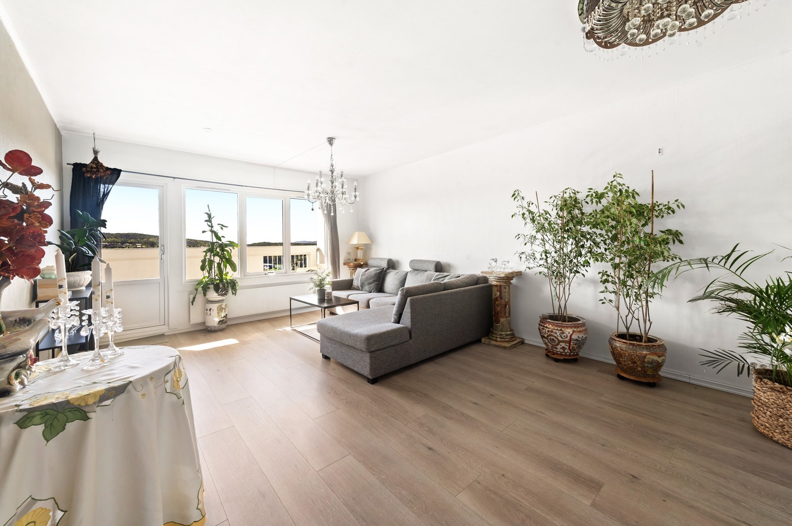 Store vindusflater sørger for rikelig med lysinnslipp, og skaper en lys og luftig atmosfære. Galleribilde